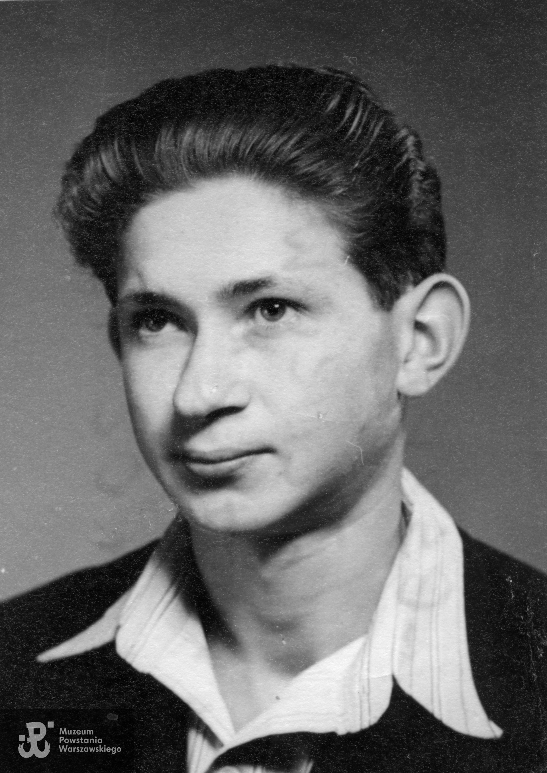 Strz. Leszek Żukowski "Antek". Fotografia portretowa załączona do ankiety uczestnika Powstania Warszawskiego. Ze zbiorów Muzeum Powstania Warszawskiego, sygn. MPW-IP/6280