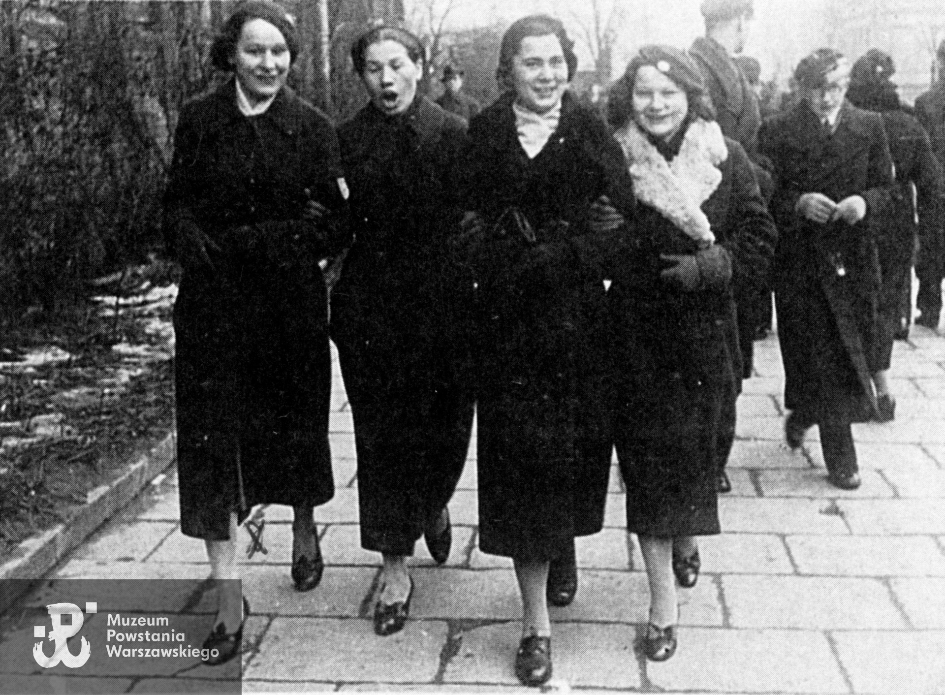 Wiosna 1939 - uczennice liceum. Maria Zapart idzie pierwsza z lewej. Fot. z archiwum rodzinnego p. Marii Elżbiety Dembek z d. Zapart, skan z kserokopii, źródło: teczka personalna Marii Zapart po m. Dembek, zasób Pokoju Kombatanta MPW