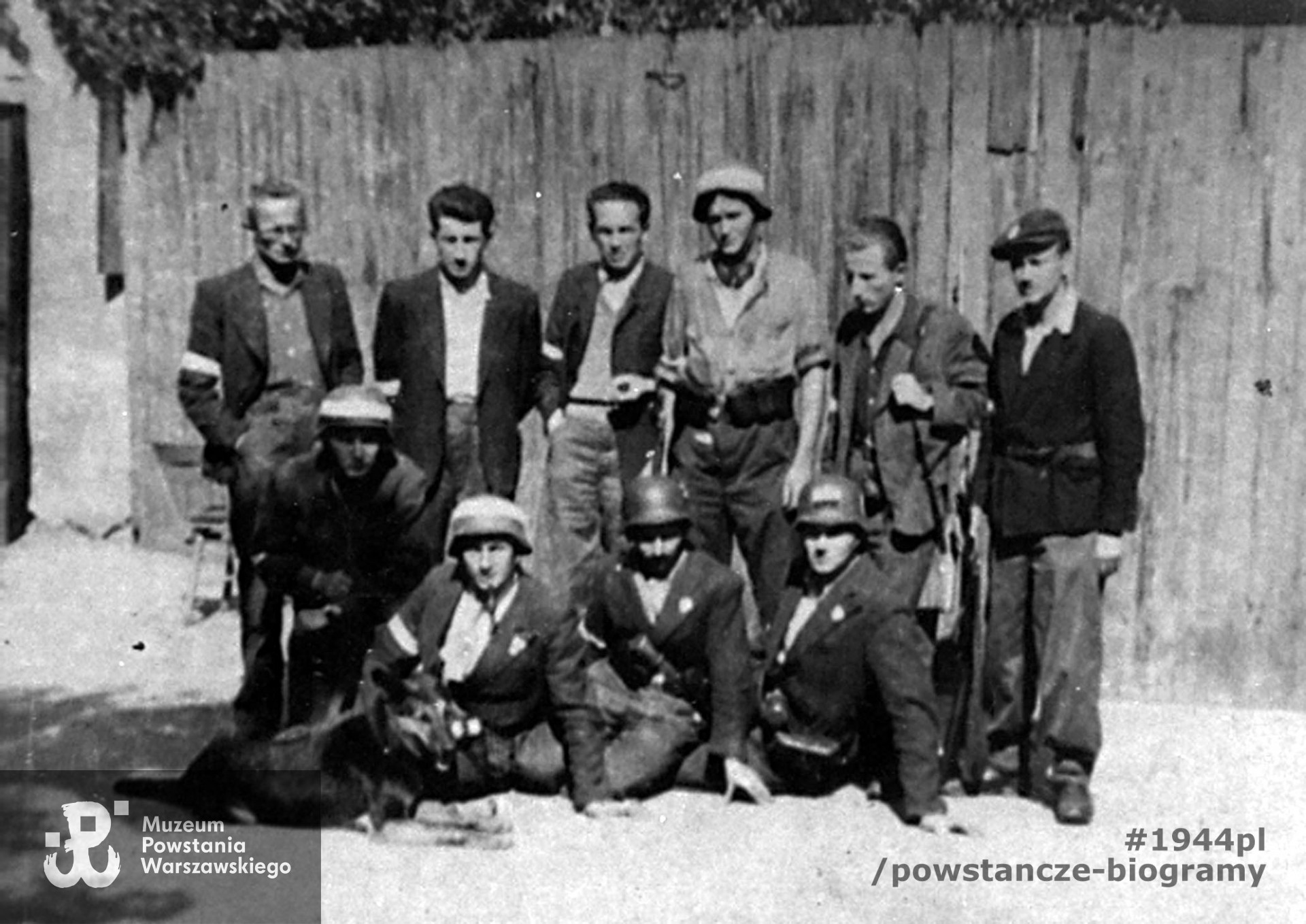 Drużyna ppor. Jerzego Szugajewa "Szum" z II kompanii Batalionu "Kiliński" [prawdopodobnie] na tyłach dawnego Hotelu Metropol przy ul. Marszałkowskiej 114 róg Złotej 9/11. Fot. ze zbiorów Muzeum Powstania Warszawskiego, sygn. MPW-IH/4172