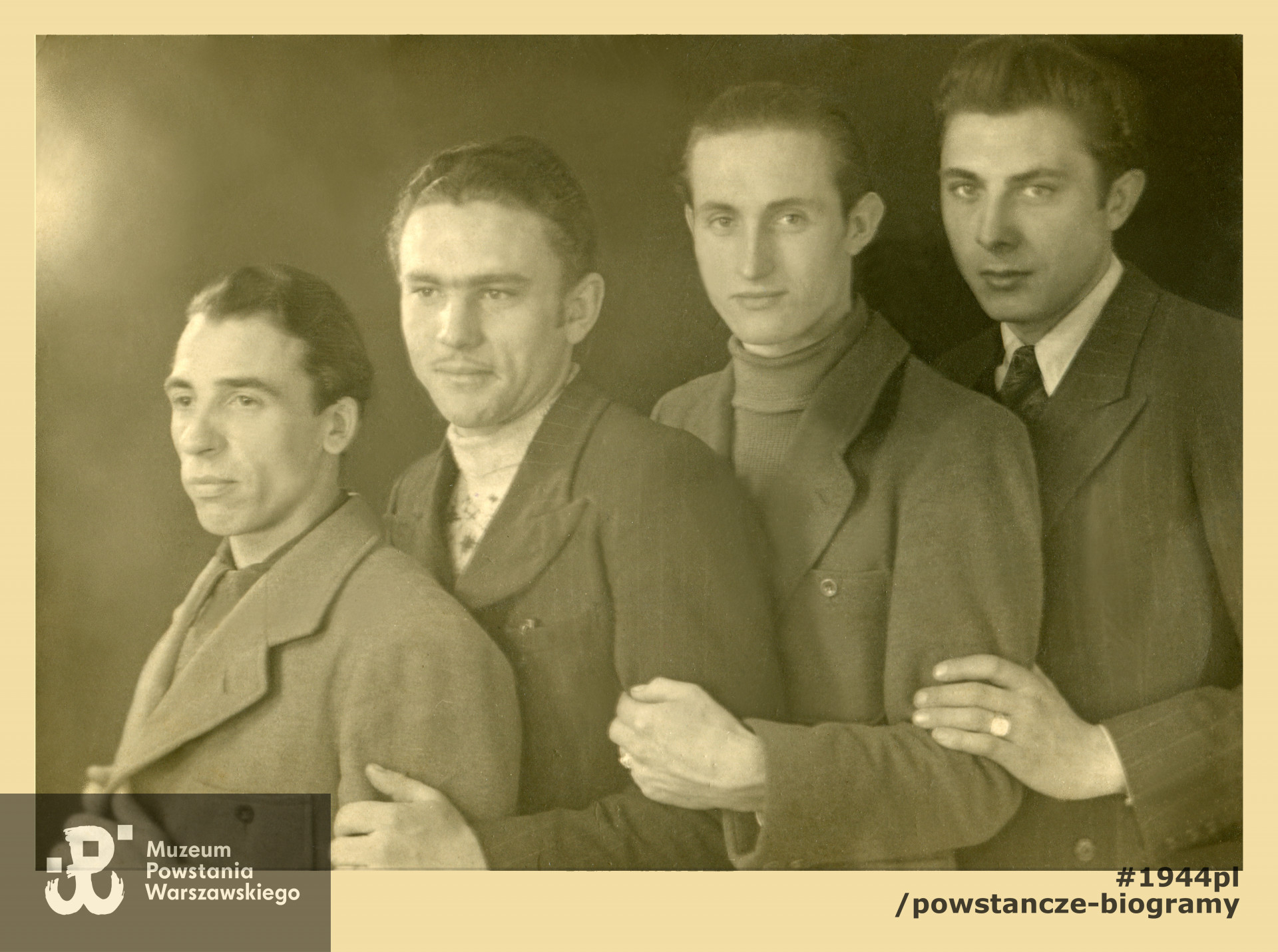 Kazimierz Biliński ps. Żołw (1915-1976) z kolegami - brak opisu. Prawdopodobnie przełom lat 30-tych i 40-tych XX w.  Ze zbiorów rodzinnych pp. Stokłosów. Skany wykonano w Muzeum Powstania Warszawskiego w listopadzie 2021 r.