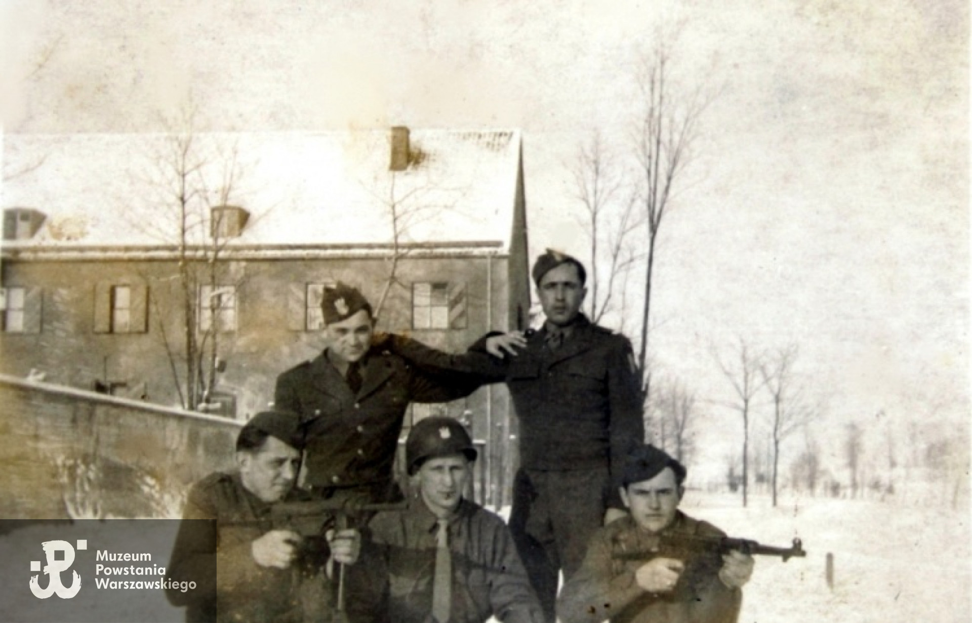 Franciszek Szałapata z kolegami - stoi pierwszy z prawej. Zdjęcie z archiwum rodzinnego Jana Szałapaty.