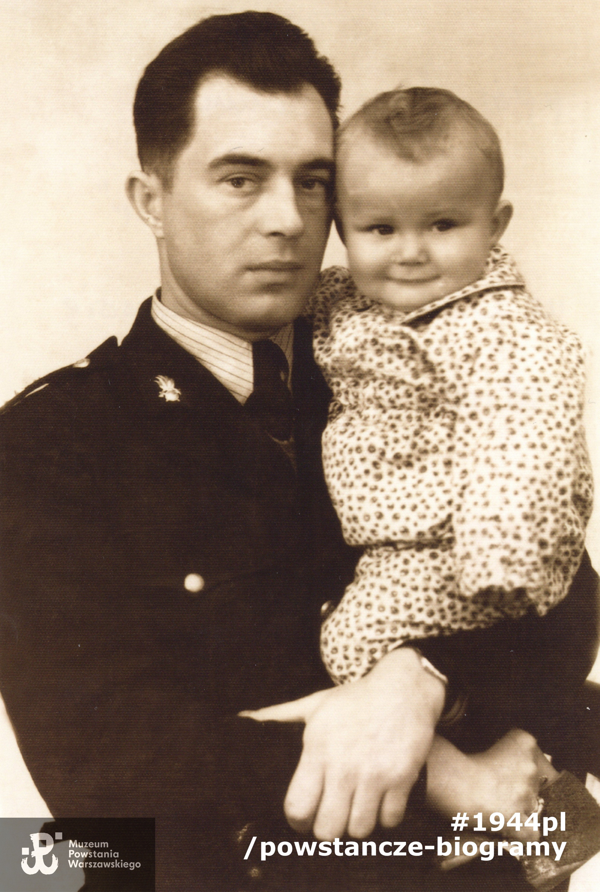 ppor. Jerzy Romuald Gwiazdecki "Bor" (1918-1988). Na zdjęciu w mundurze strażakim, około 1947-1948 roku z pierworodnym synem Andrzejem (1947-2006). Fot. z archiwum rodzinnego p. Jerzego Jana Romana, obecnie przekazana do zbiorów Muzeum Powstania Warszawskiego, sygn. P/9364/20