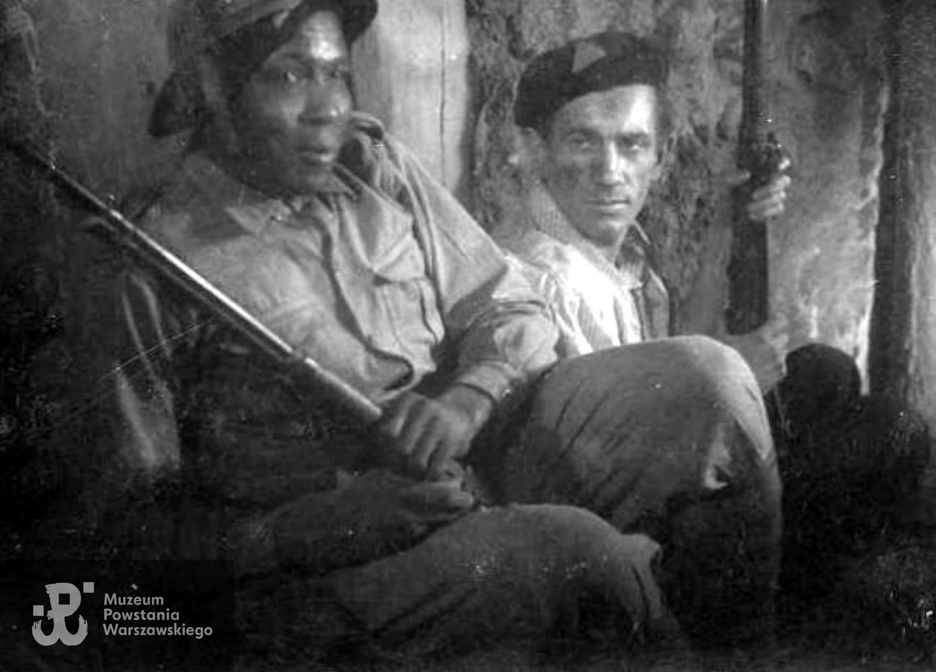 Zdjęcie wykonane  na planie filmowym "Żołnierza zwycięstwa" w reżyserii Wandy Jakubowskiej. Po lewej August Agbola O'Brown, obok Ryszard Zaorski. Skan udostępniony Pokojowi Kombatanta MPW przez córki.