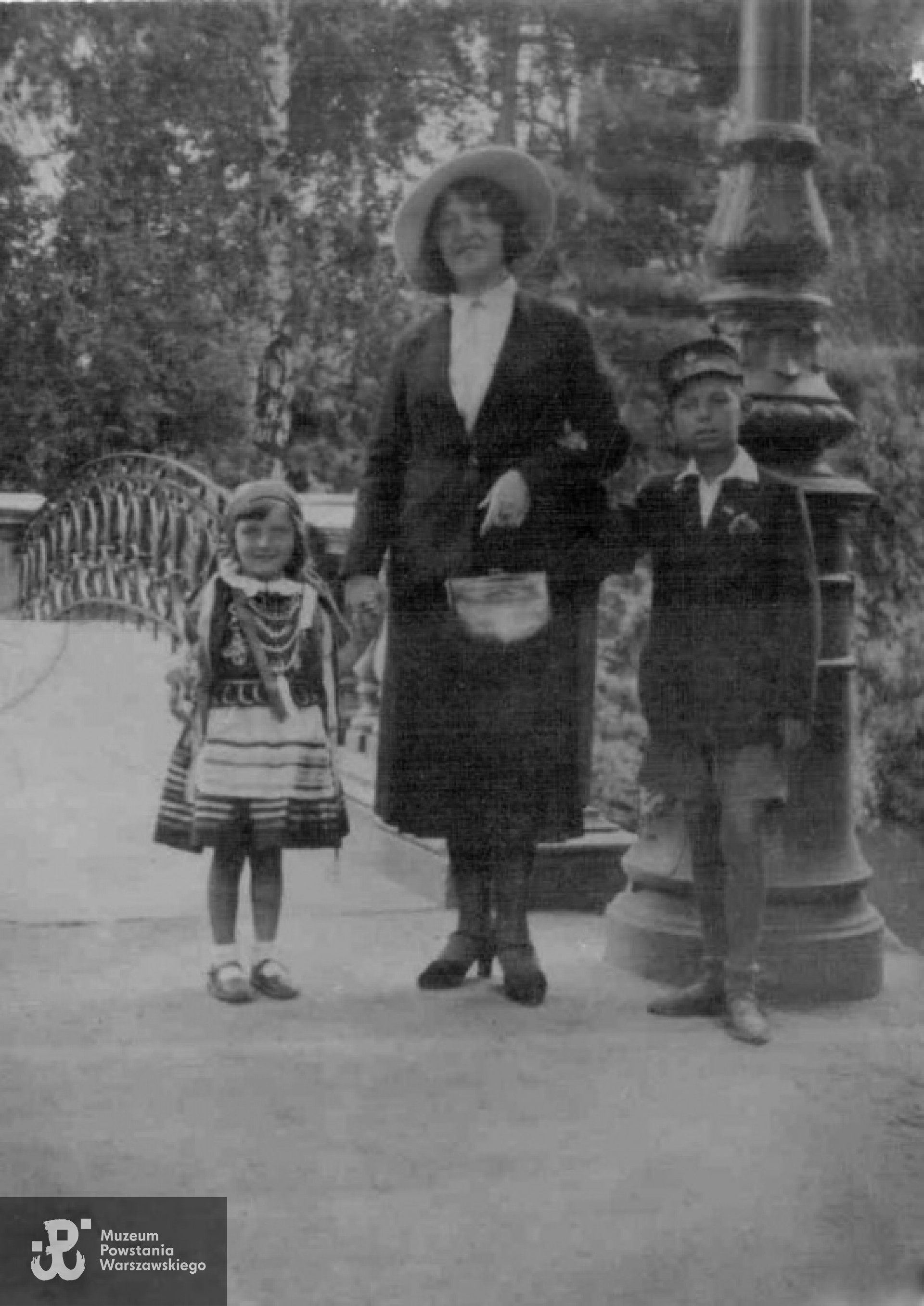 Józef Stopiński na spacerze z ciocią (Julia Hupert z domu Pawłowska) i młodszą siostrą Zosią