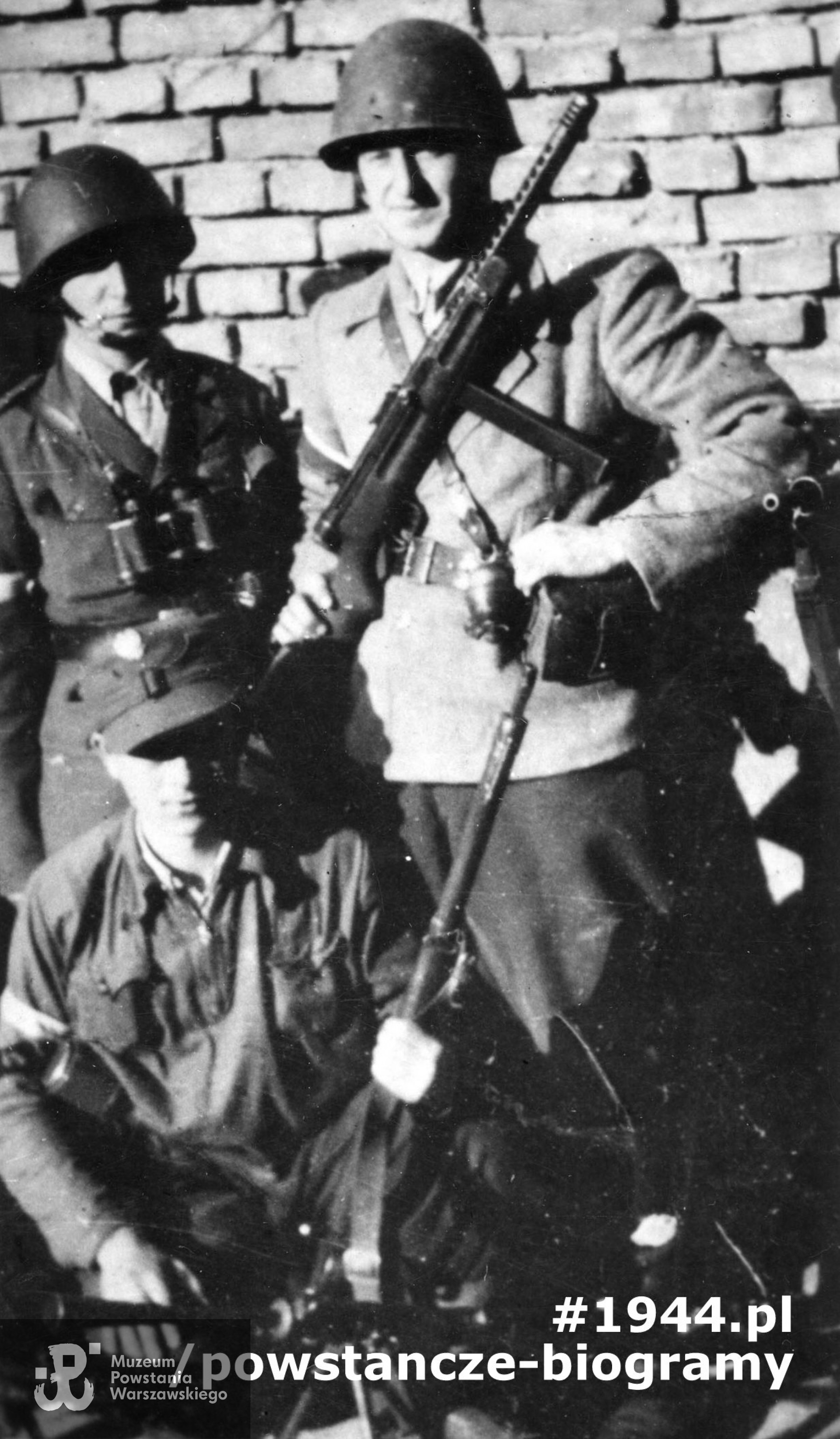 Fotografia z Powstania Warszawskiego. Żoliborz, żołnierze zgrupowania "Żaglowiec" pluton 207 przed tzw. Czerwonym Domem (nieukończony dom w al. Wojska Polskiego róg Brodzińskiego). Od prawej: ppor. Witold Poniatowski "Chrobotek", ppor. Edward Redel "Lot", kuca kpr. Kazimierz Rutkowski "Kolumb". Ze zbiorów Muzeum Powstania Warszawskiego, sygn. MPW-IK/1774