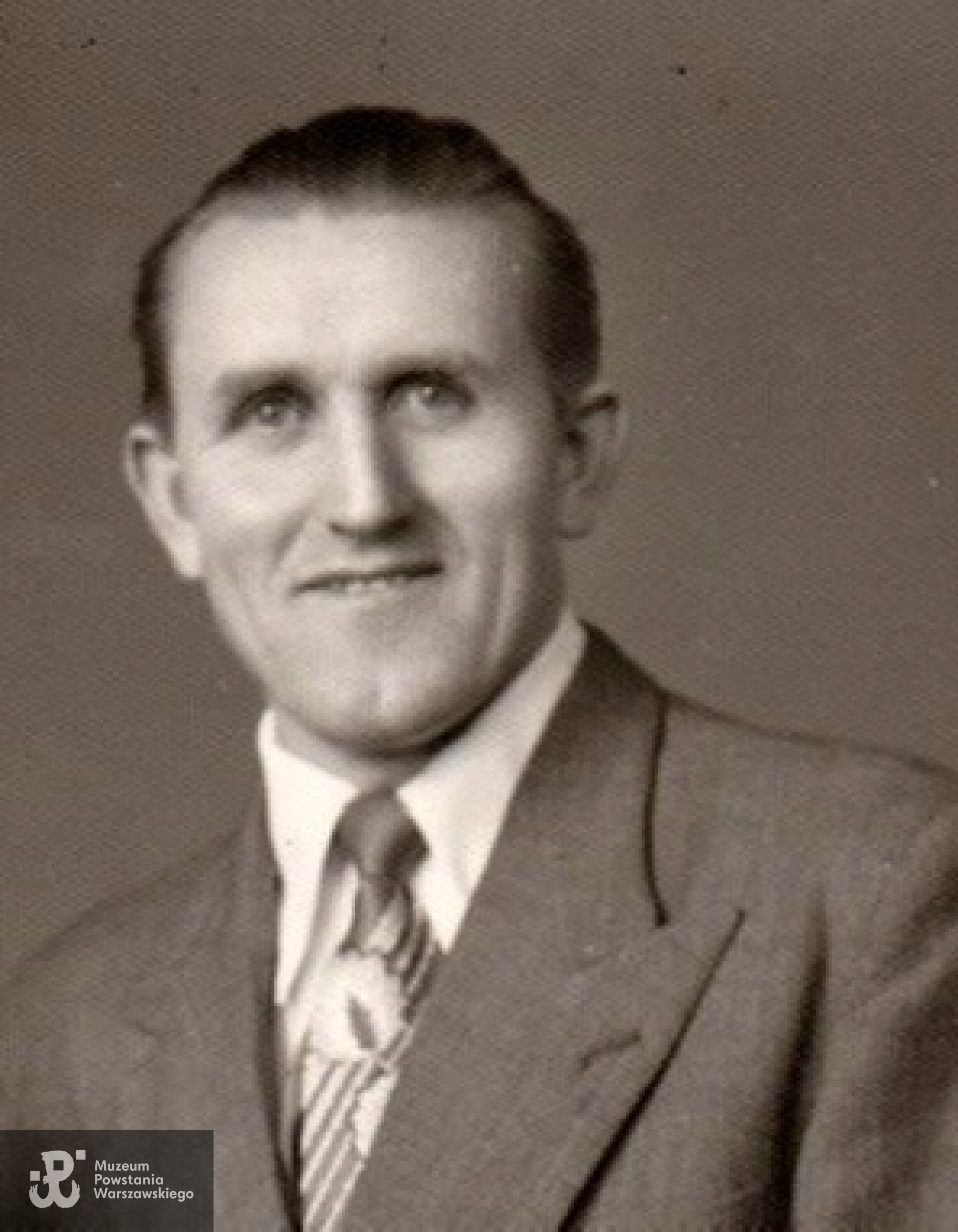 Marian Radecki - fotografia portretowa wykonana około 1952 roku. Skan udostępniła w imieniu rodziny p.  Maria Soliman (Pawelczak),  stryjeczna wnuczka Powstańca. 