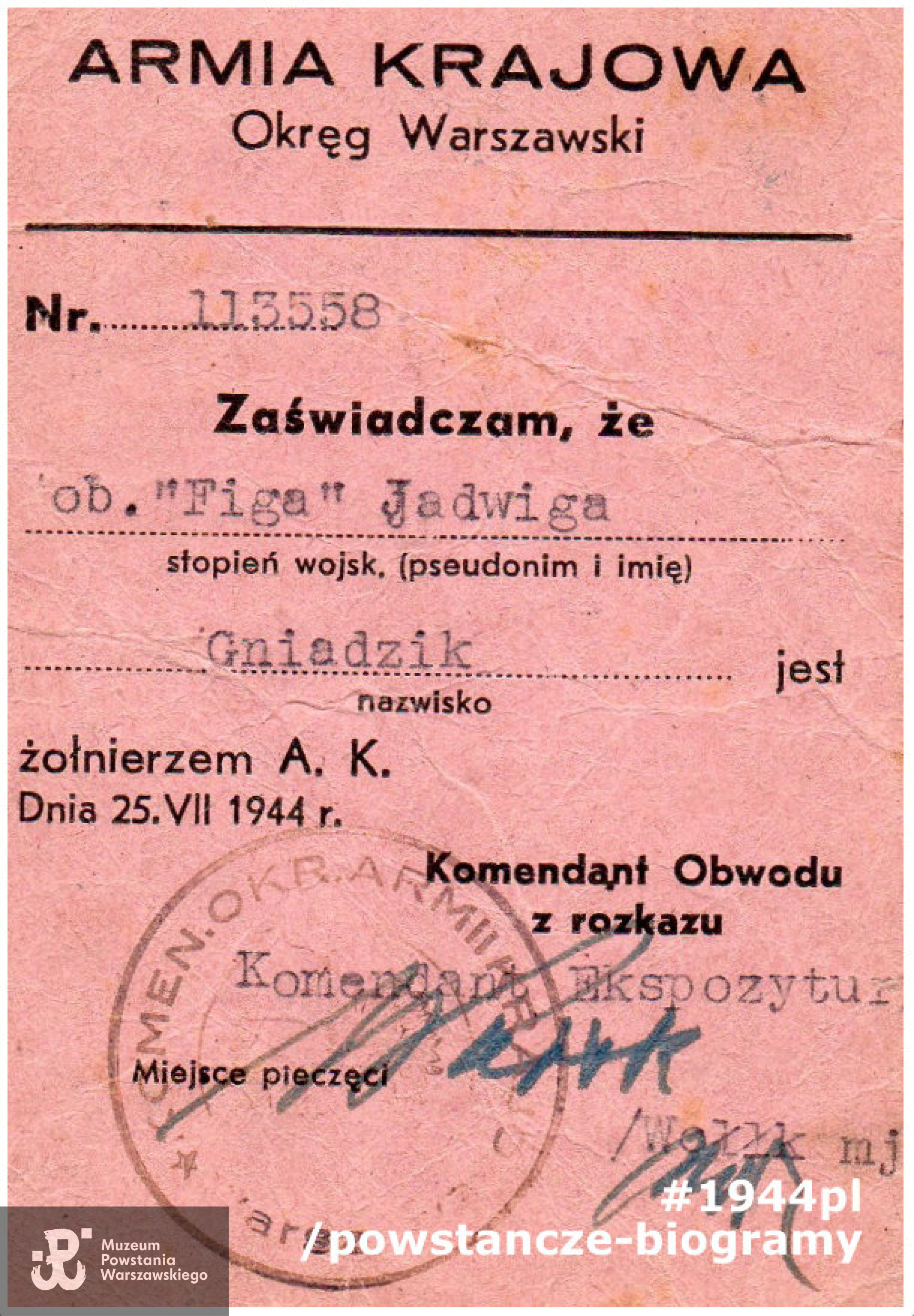 Należąca do Jadwigi legitymacja żołnierza Armii Krajowej. Na dokumencie widoczny podpis komendanta Ekspozytury Komendy Placu <a href= kazimierz-karaszewski,20053.html> mjr. "Wołłka" (mjr Kazimierz Karaszewski).</a>