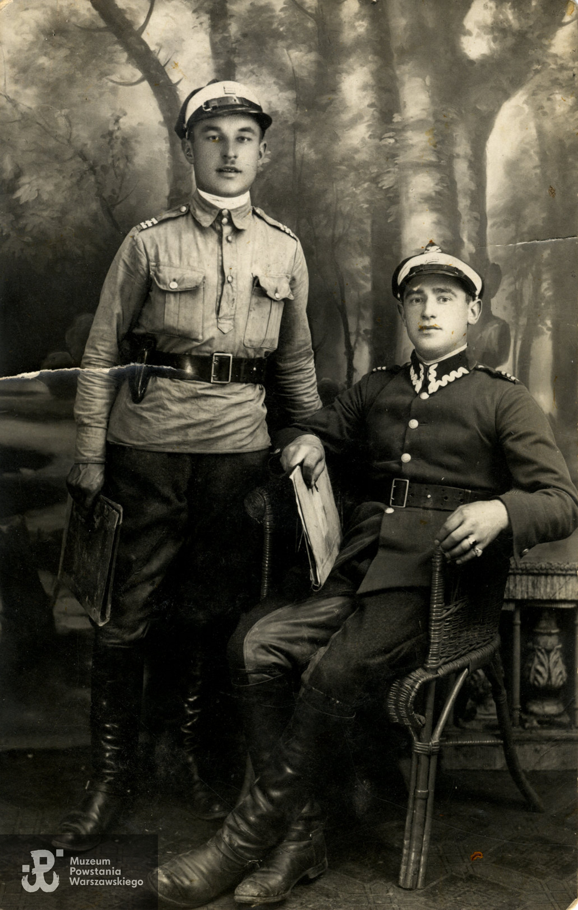 ppor. Zygmunt Dzięgielewski "Hem" (na zdjęciu z prawej, siedzący na krześle).  Manewry wojskowe Ciechanów-Maków-Różan, 31 VIII 1927 - 15 IX 1927 r.  Fot. z archiwum rodzinnego p. Andrzeja Senderackiego, skan udostępniono za pośrednictwem Działu Historycznego MPW