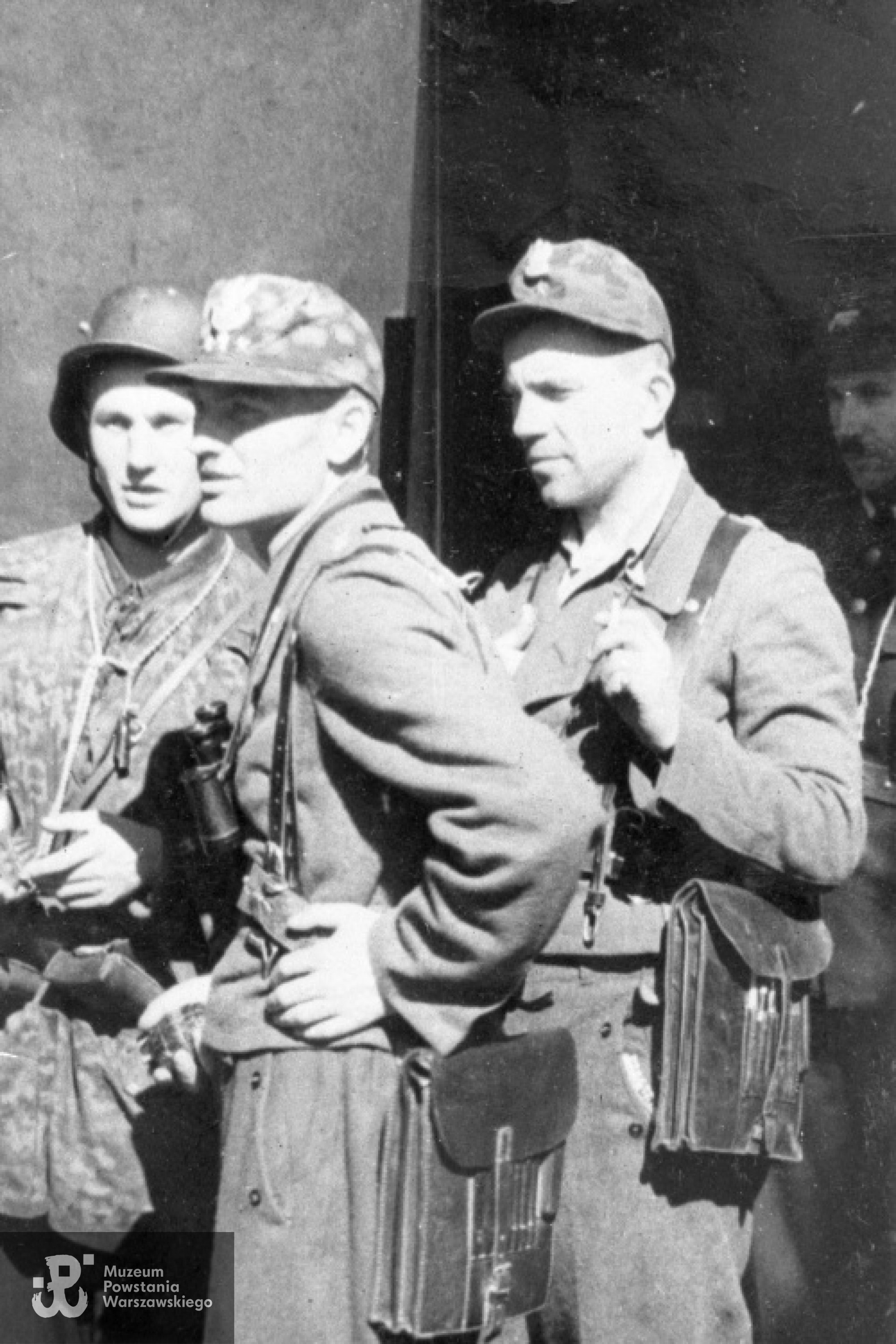 Dowódca zgrupowania kpt. "Hal" - Wacław Stykowski (VIII 1944),  drugi od prawej.  Kadr szerszego ujęcia. Ze zbiorów Muzeum Powstania Warszawskiego, sygn. MPW-IH/3922