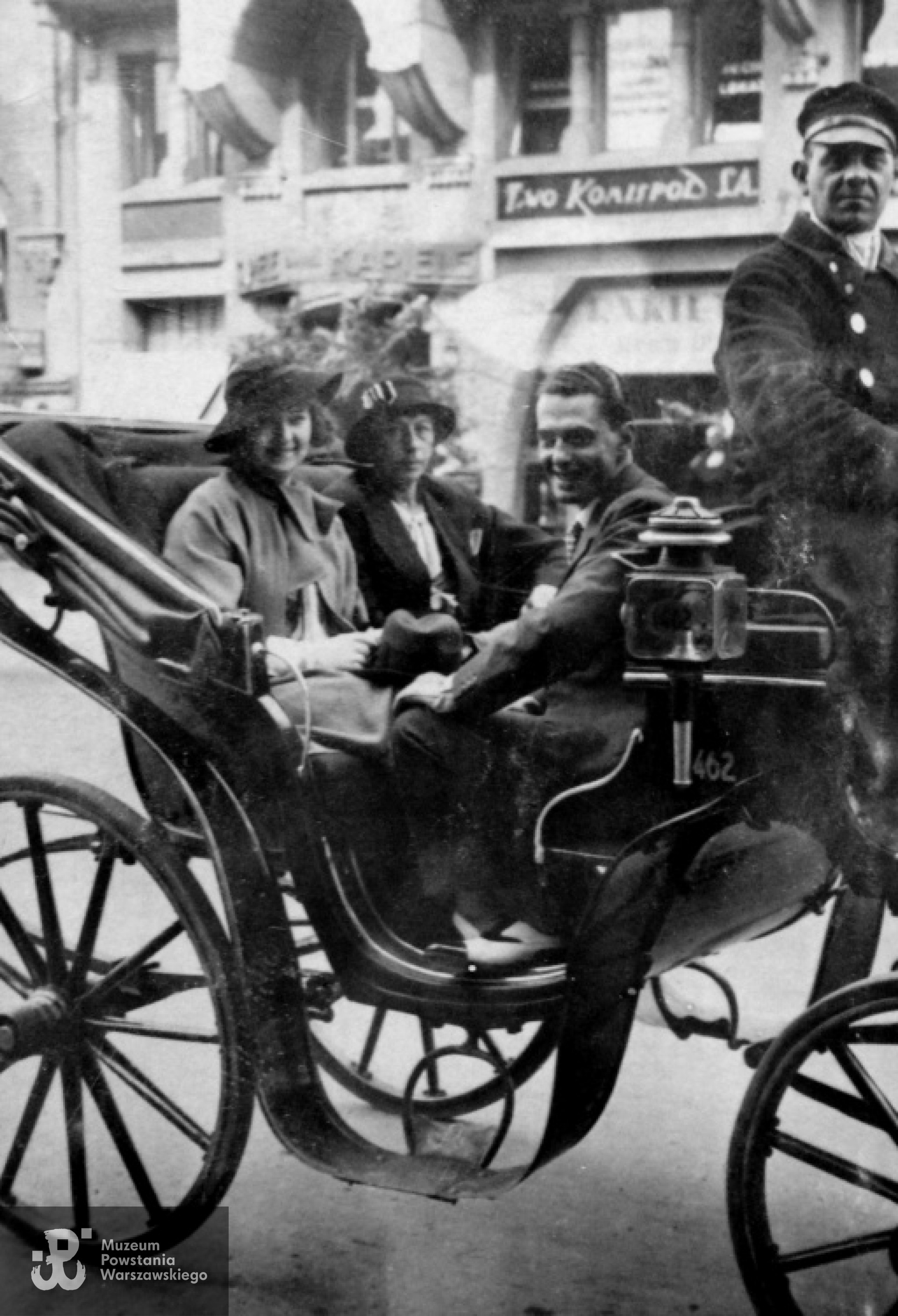 1934 rok, pierwsza z lewej Daniela Hulimka (żona), w środku Jadwiga Hulimka z domu Marmoross (matka) i Jan Hulimka. Zdjęcie z archiwum rodzinnego Aleksandry Hulimka-Kuczyńskiej.