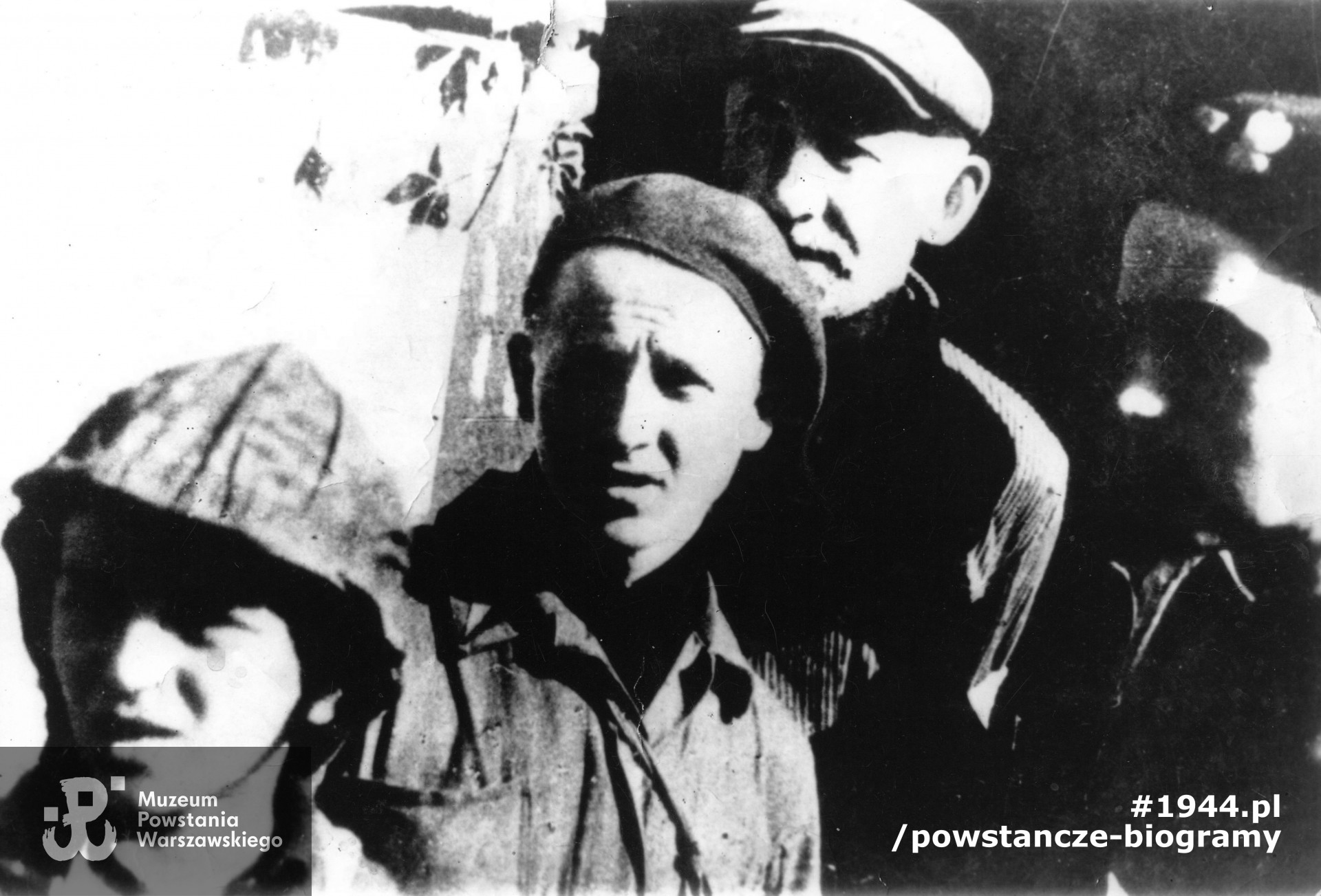 Fotografia z Powstania Warszawskiego. Ulica Jaworzyńska przy ul. Mokotowskiej. Od lewej łącznik Józef Domagało „Ziutek”, st. strz.  Michał Witkowski „Ryś„ i wachmistrz Pawłowski ps. ”Salwa". Fot. ze zbiorów Muzeum Powstania Warszawskiego, sygn.  P/2116-P/2117, dar p. Eugeniusza Domagało