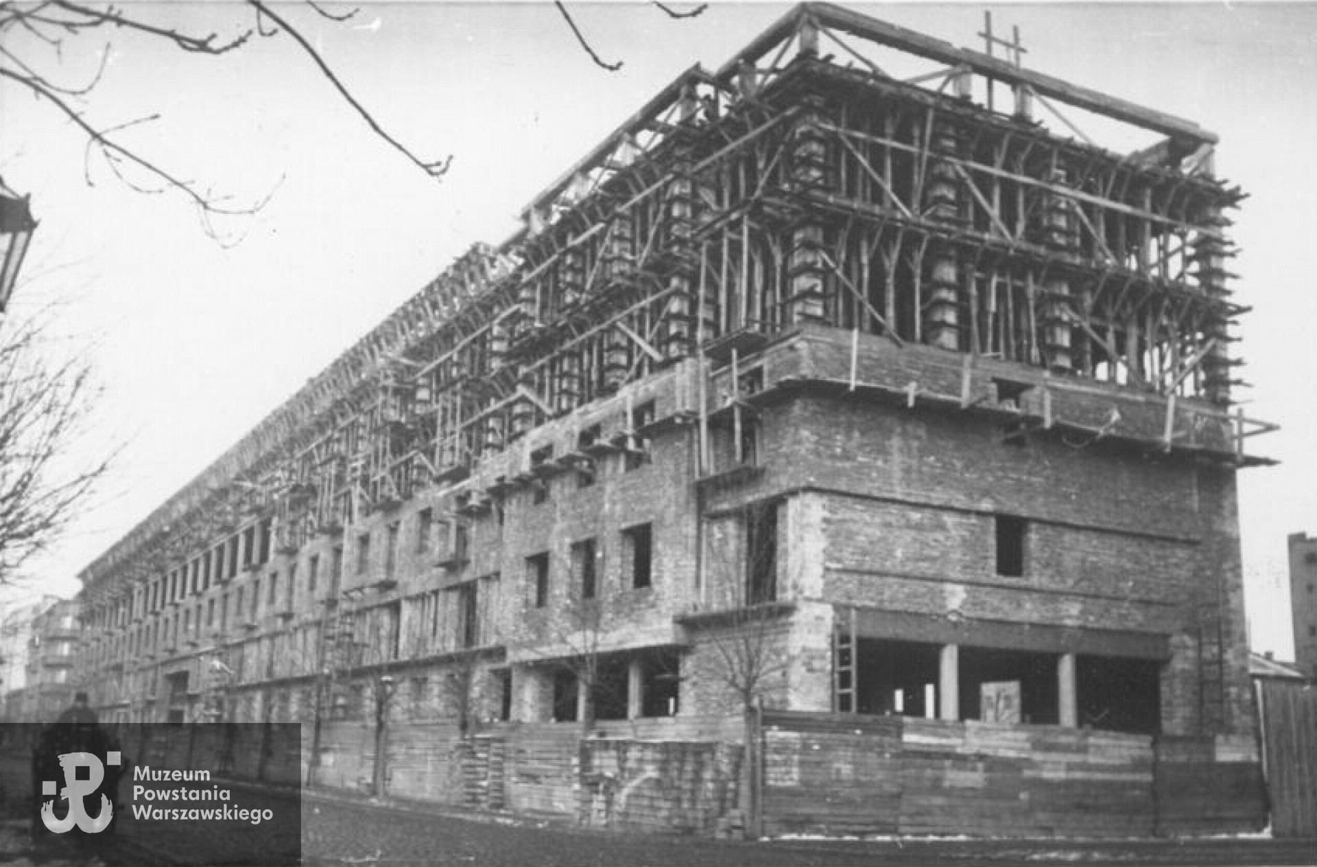 Budynek z przedwojennym adresem Rozbrat 10-18 (dzisiaj rozbitym na 10-14 i 16-18) w trakcie budowy (1939). W tym miejscu w bramie pod numerem Robrat 12 poległ  kpr. Zygmunt Stettner ps. Góral. Fot.  Fotopolska.eu  - https://fotopolska.eu/Rozbrat-16-18-Warszawa