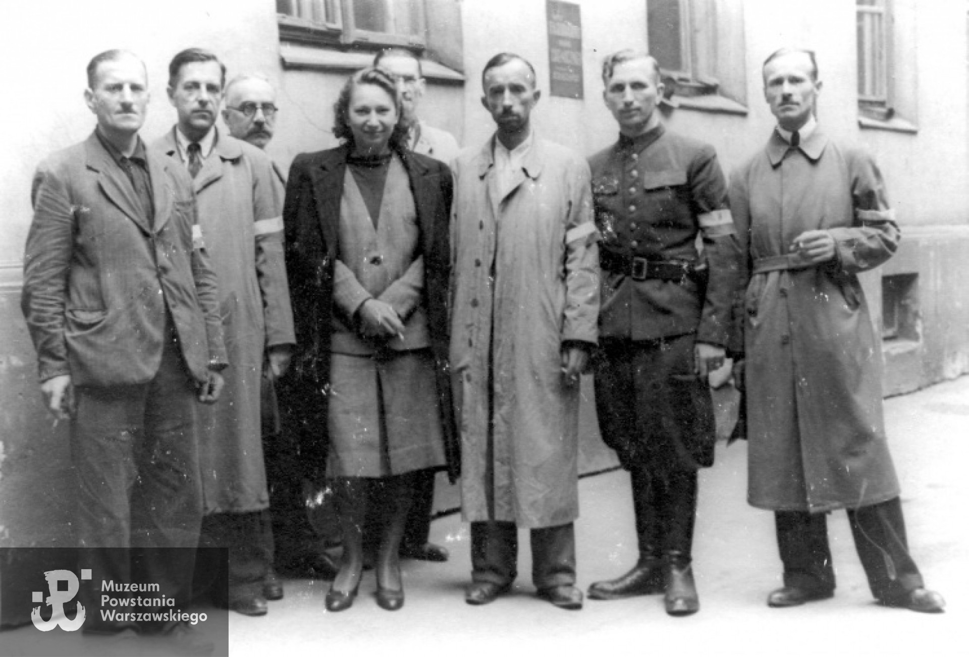 Powstanie Warszawskie - 4 sierpnia 1944 r. ul. Krucza 25. Porucznik Stanisław Zabrzycki stoi trzeci od prawej. Fot. archiwum rodzinne.