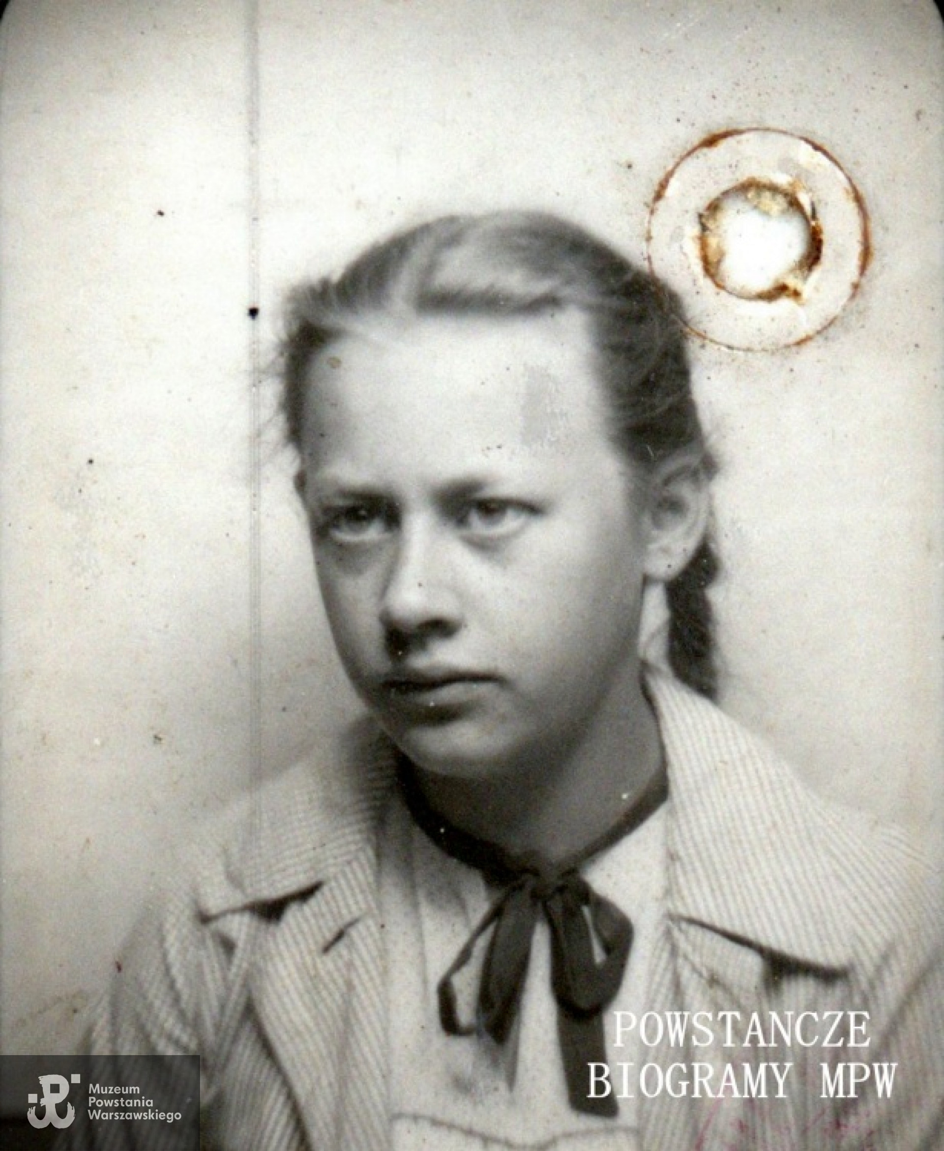 Maria Wieczorek, po wojnie Gajowczyk ps. "Agnieszka". Zdjęcie z dokumentów z czasów okupacji. Ze zbiorów Muzeum Powstania Warszawskiego, sygn. P/8272