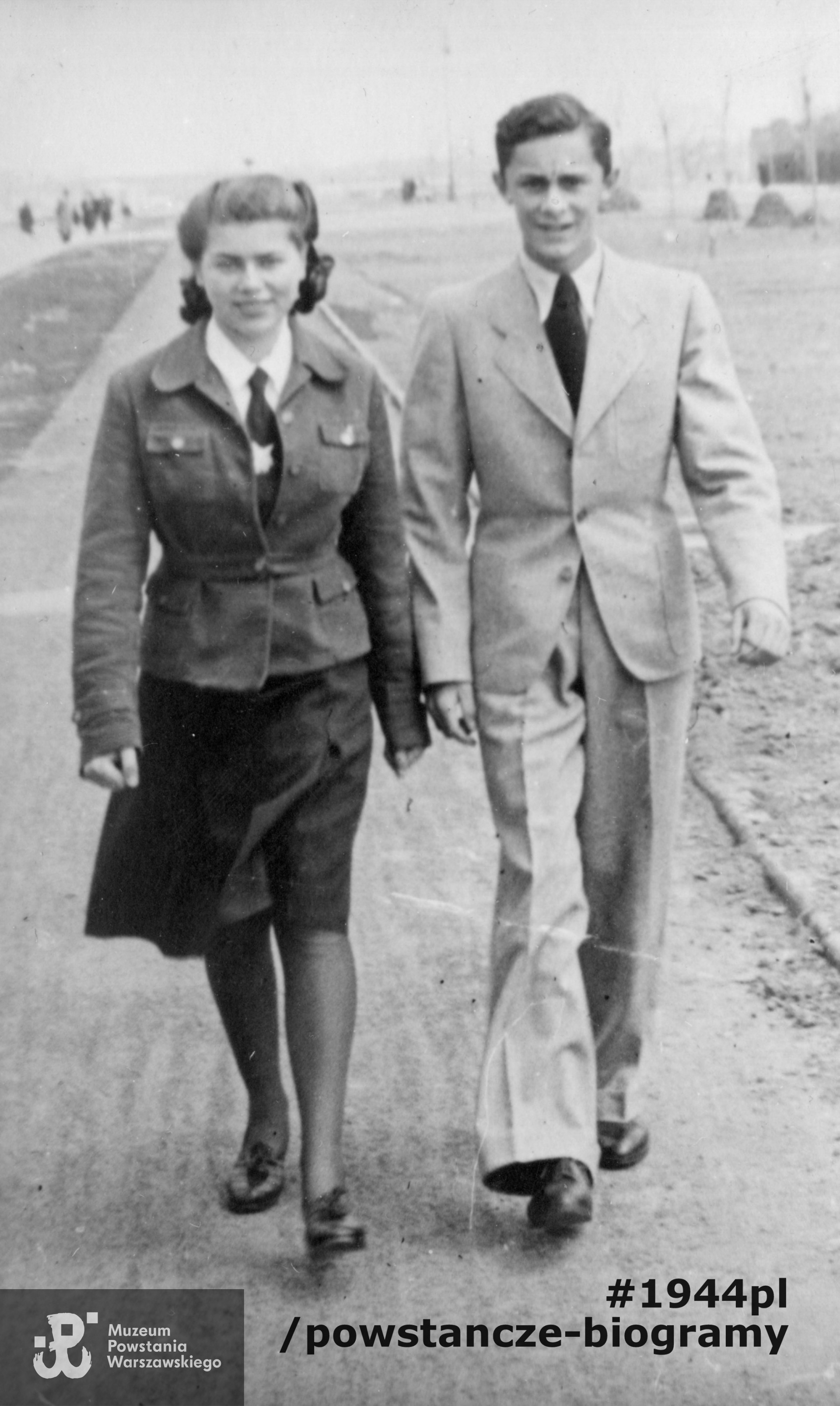 Fotografia z okresu okupacji niemieckiej. Warszawa. Alicja Natanson i Maciej Szymański podczas spaceru na ul. Krasińskiego. ujęcie w kierunku wschodnim. Fot. ze zbiorów Muzeum Powstania Warszawskiego, sygn. MPW-IP/6321/65,kolekcja Olgierda Budrewicza