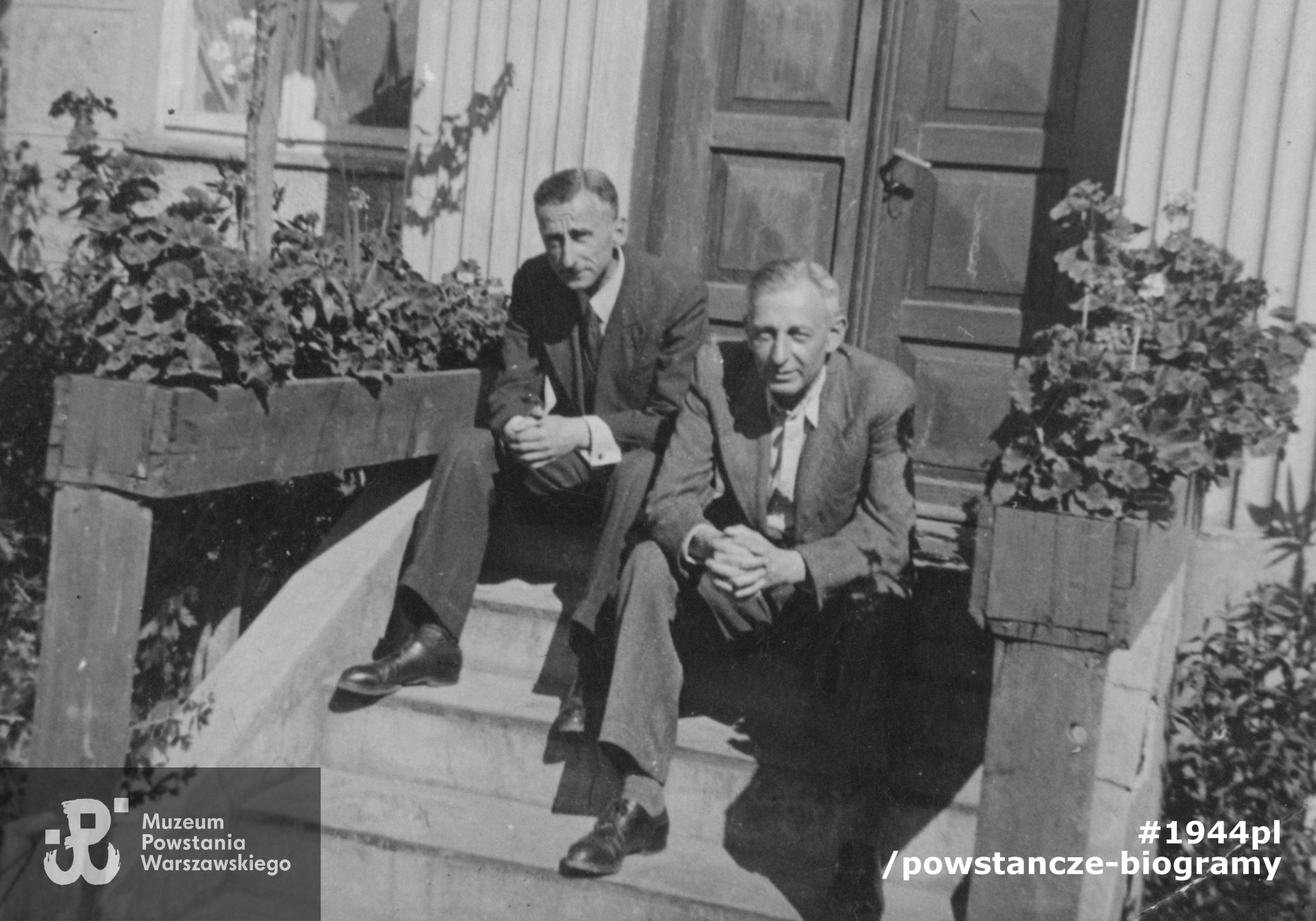 Antoni ( na zdjęciu z lewej) z bratem Władysławem Ogulewiczem (po prawej). Lata 1938-1940. Fot. ze zbiorów rodzinnych udostępniona przez p. Ryszarda Pijarczyka.