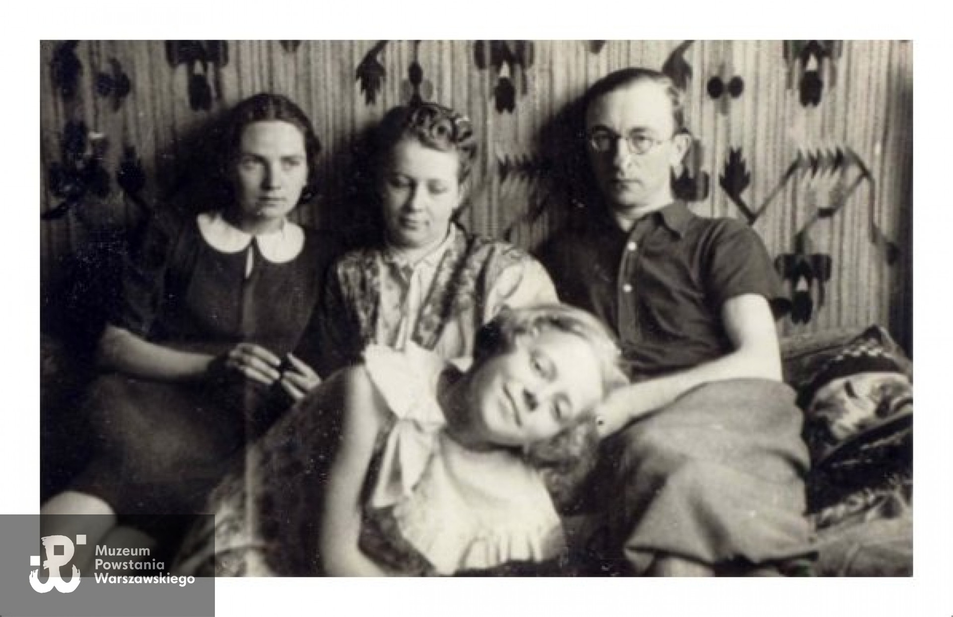 Rodzina Janaszków; od prawej : Wałcaw, córka Halina, żona Barbara. Fot. ze zbiorów SPPW 1944