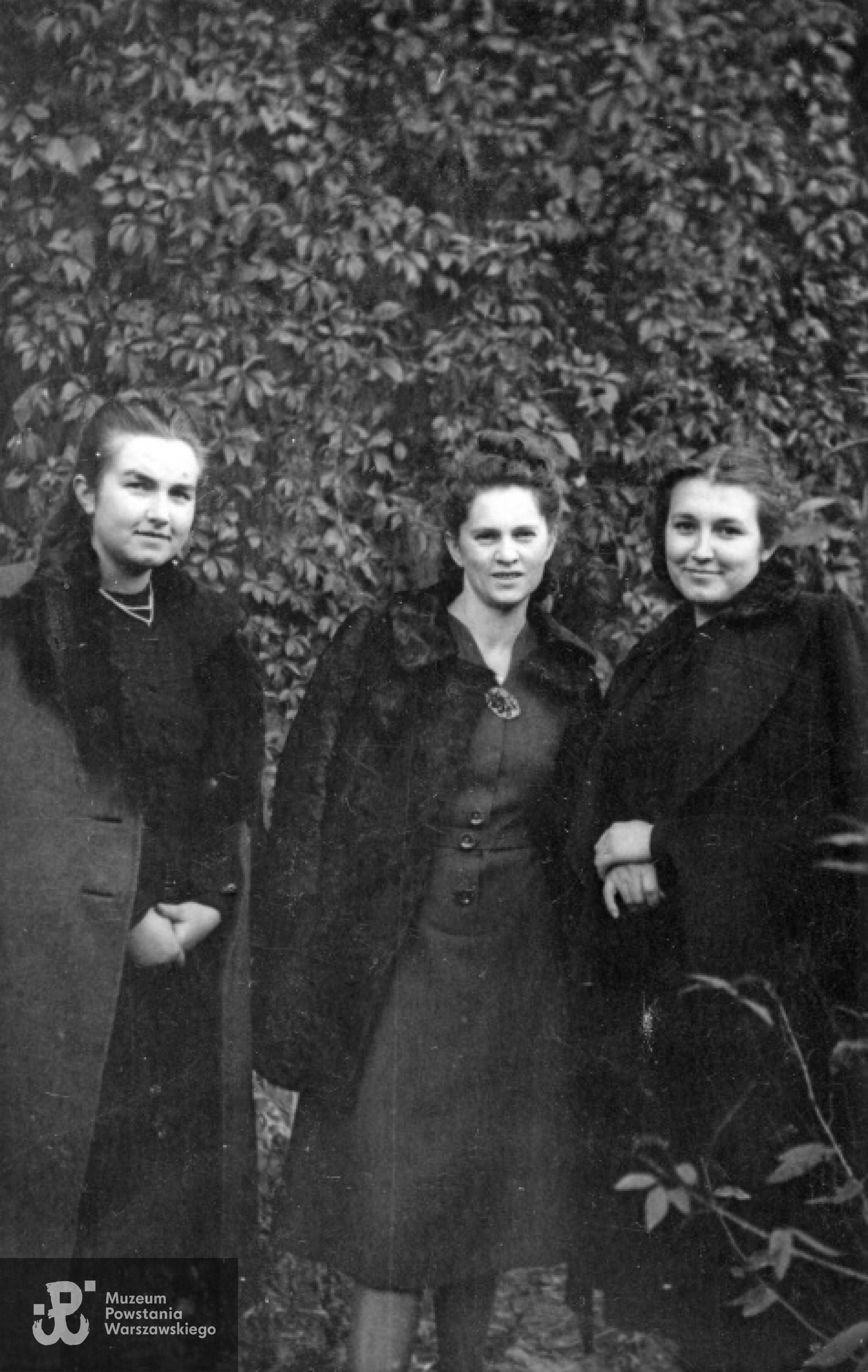 Wanda Zaborowska ( stoi z prawej strony) z siostrą Haliną Barbarą (z lewej strony) oraz z koleżanką. Zdjęcie z okresu okupacji. Fot. z archiwum rodzinnego, udostępniła p. Hanna Zaremba