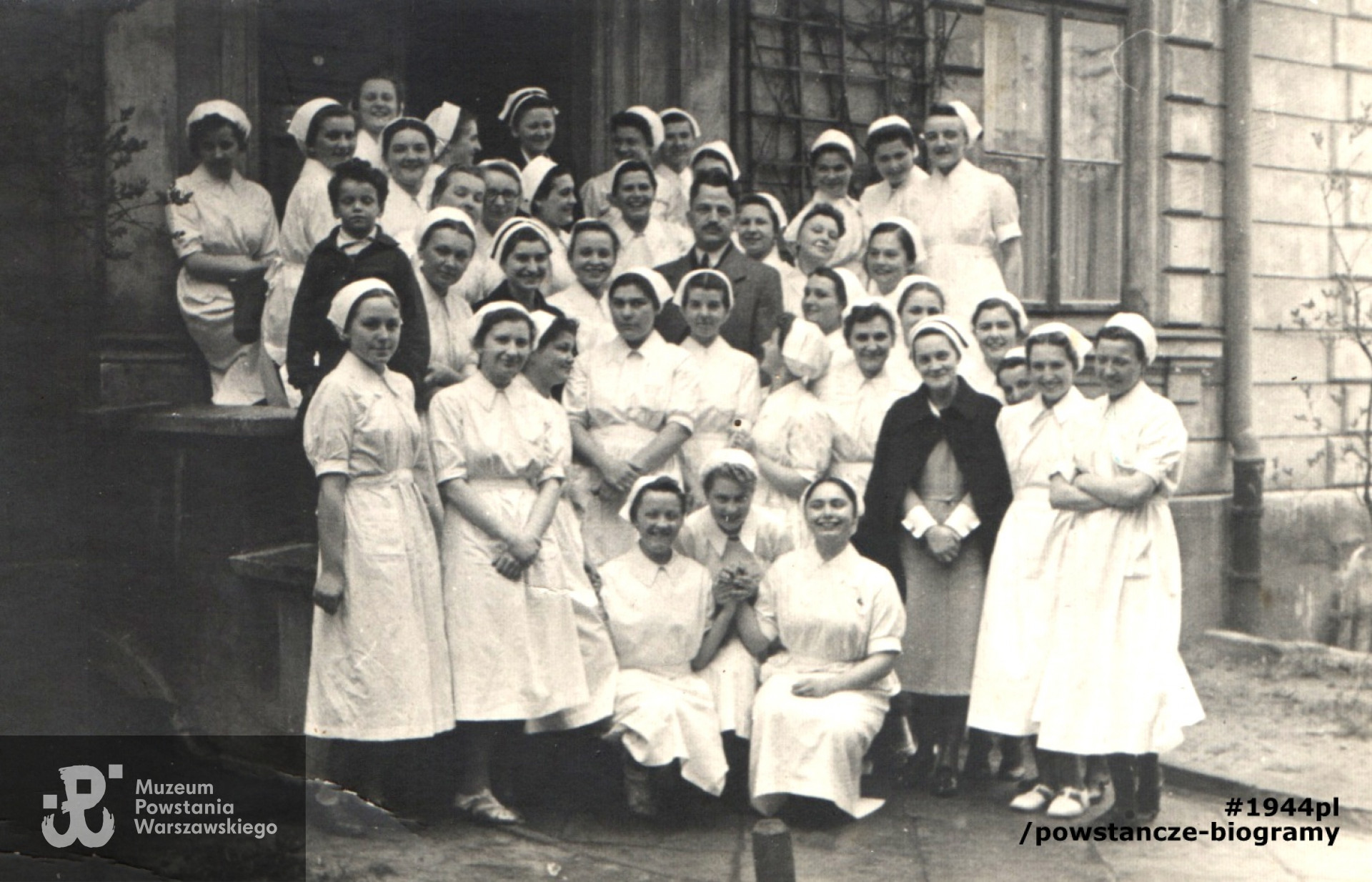 Adela Turska w gronie pielęgniarek PCK , Warszawa, 1941 rok (widoczna w środku w pierwszym rzędzie, nisko).   Fot. ze zbiorów rodzinnych, udostępnił p. Michał Turski