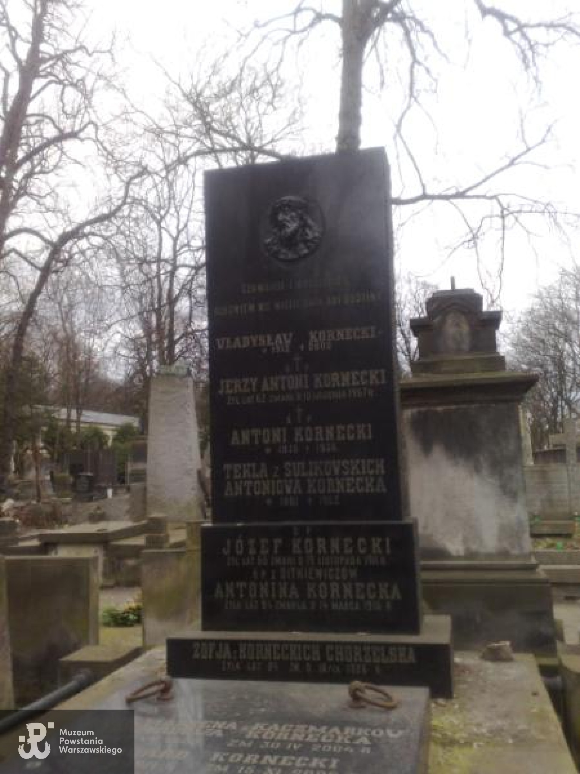 Mogiła symboliczna kpr. pchor. Eustachego Korneckiego - grób rodzinny na Starych Powązkach, kwatera 175, rząd 2, miejsce 37-38 (według informacji Zarządu Cmentarza). Fot.  Warszawskie Zabytkowe Pomniki Nagrobne - <i>cmentarze.um.warszawa.pl</i>