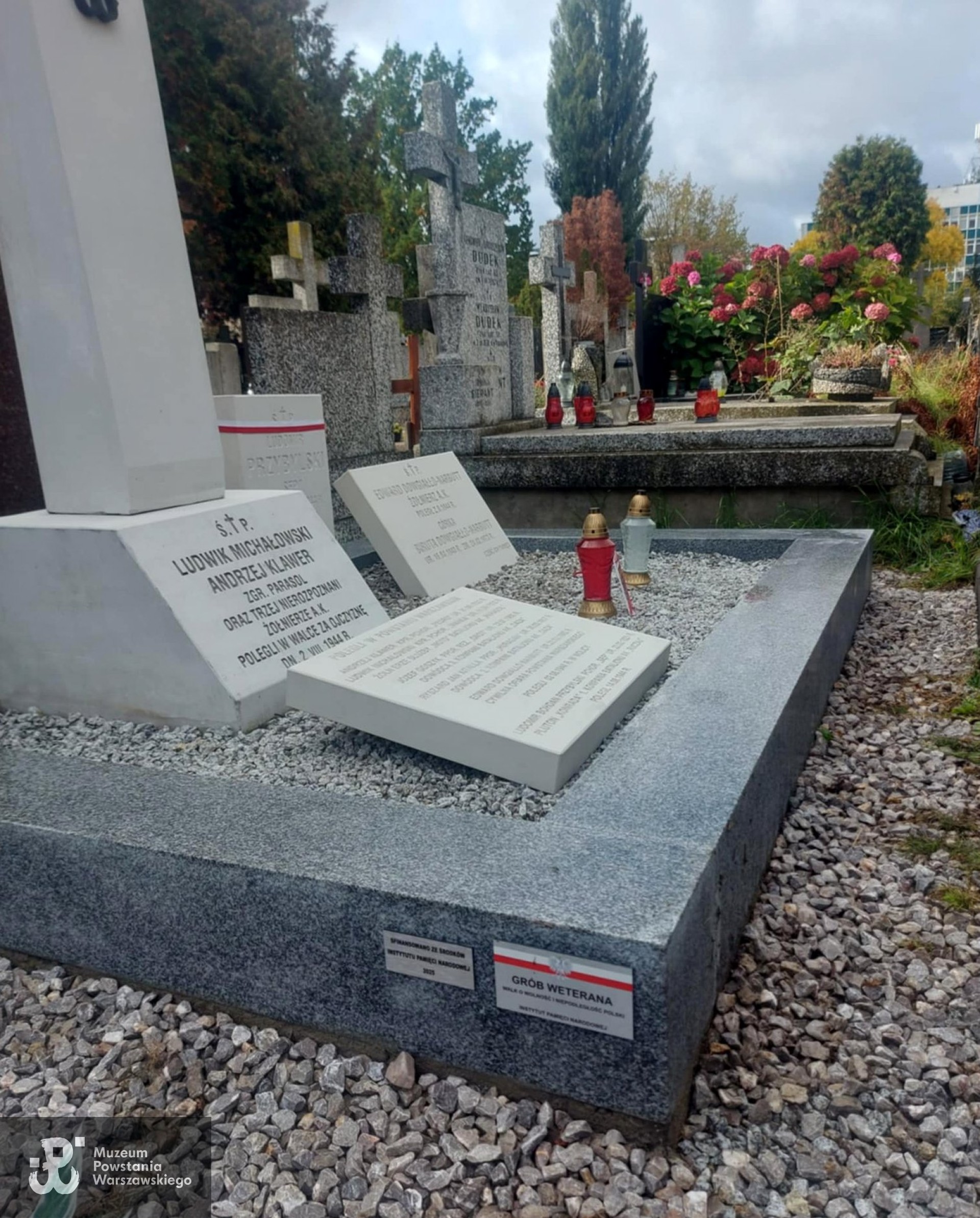 Mogiła zbiorowa Powstańców Warszawskich na Cmentarzu na Służewie przy ul. Wałbrzyskiej - stan po renowacji, październik 2025. Fot. udostępnił p. Remigiusz Stefani.