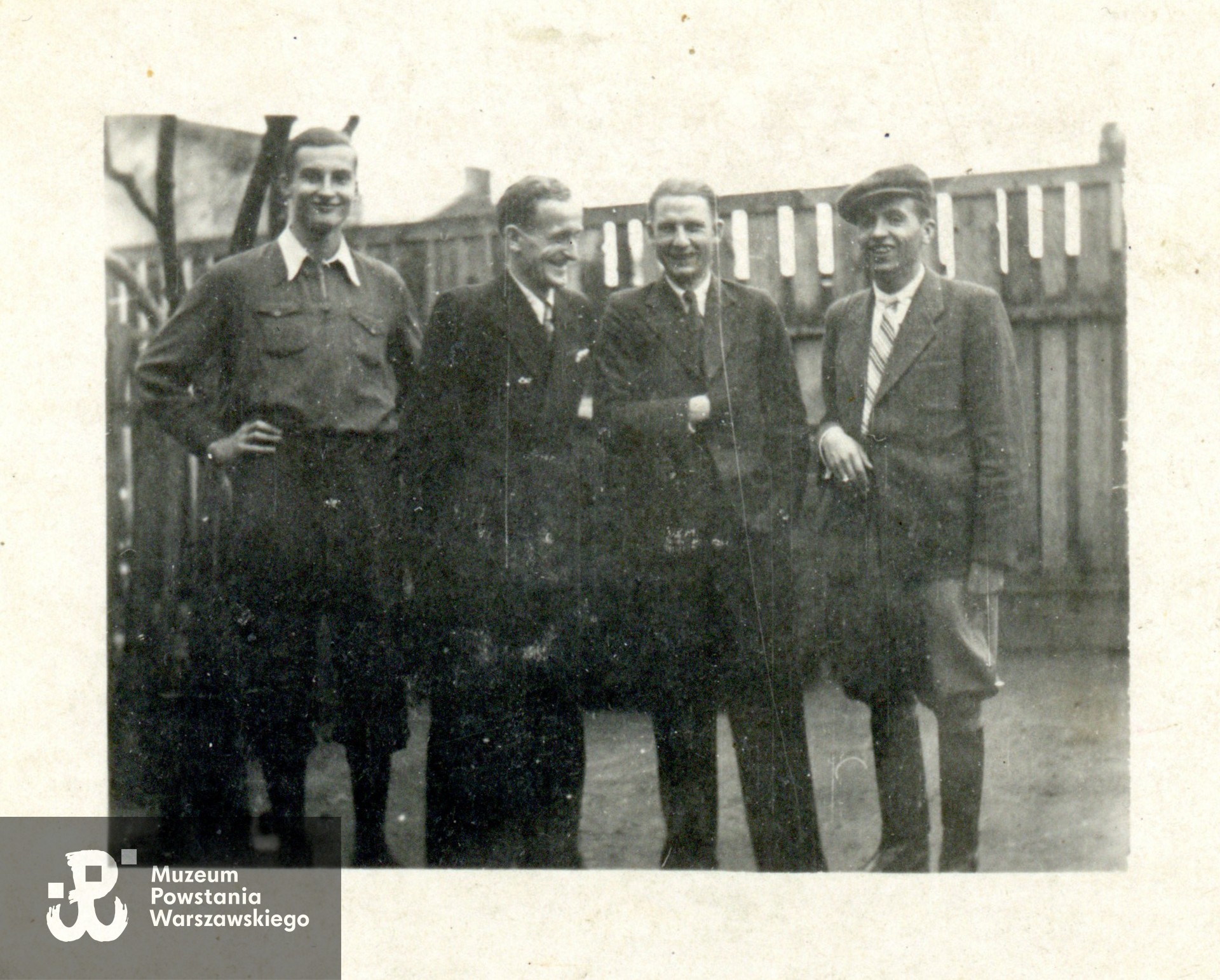 Jan Grzegorz Białecki ps. Krótki - na zdjęciu pierwszy z lewej strony, 1942 rok. Fot. ze zbiorów rodzinnych, udostępnili p. Jan Białecki i p. Elżbieta Frontczak z domu Białecka. Skany wykonano w Muzeum Powstania Warszawskiego