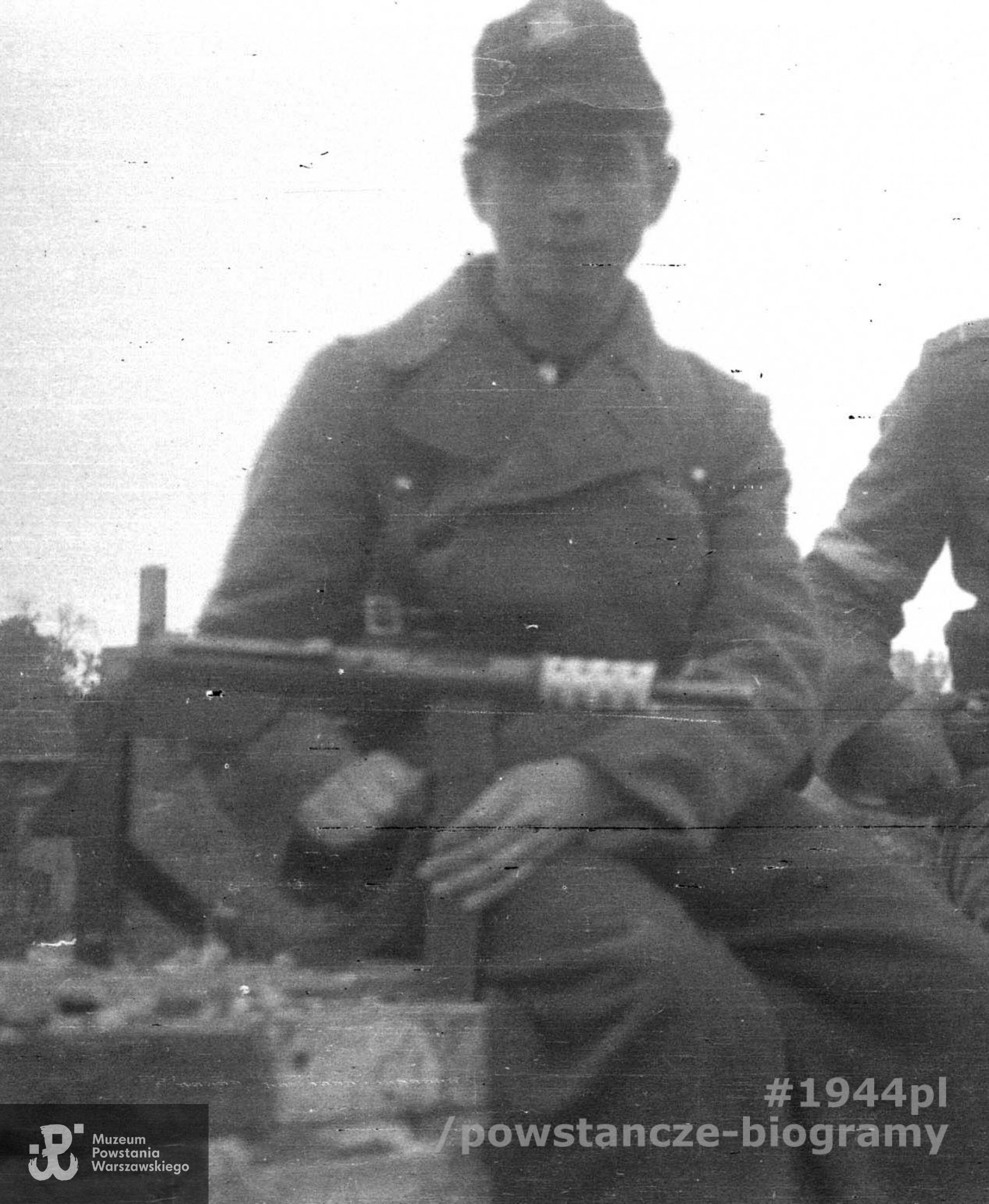 st. strz. "Łuk" - Kazimierz Gabara podczas Powstania Warszawskiego. Fragment szerszego ujęcia, MPW-zbiory MPW-IN/4251, autorem zdjęcia jest Jerzy Michalski "Korczak"