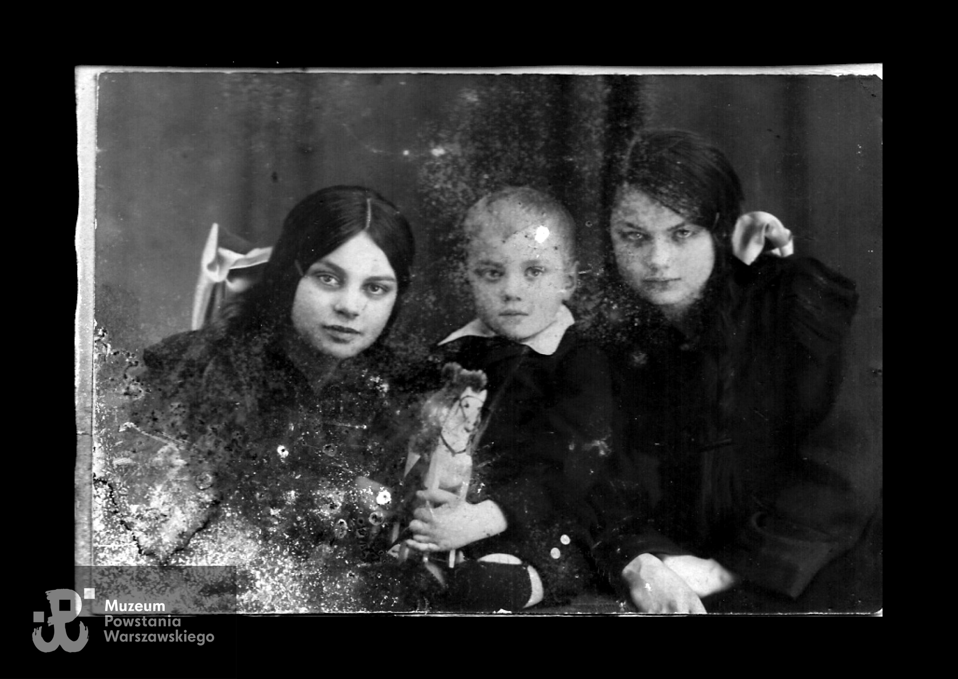 Stanisław z siostrami, Marią i Stefanią. Archiwum rodzinne, źródło:https://www.potempski.com/Stanislaw/stanislaw_maria_stefania_1924.jpg