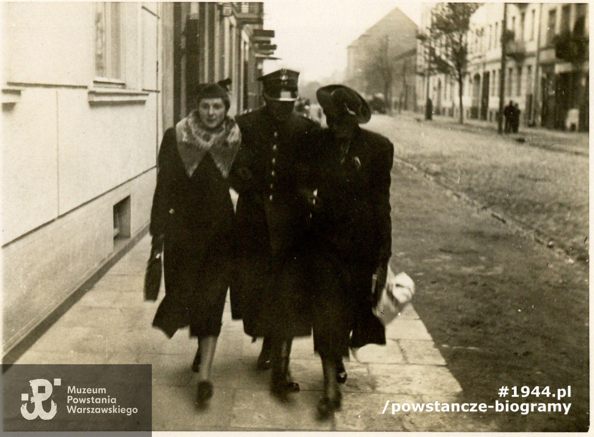 Zdjęcie wykonane na ulicach Warszawy, brak bliższych informacji na temat daty fotografii.  Fot. ze zbiorów Muzeum Powstania Warszawskiego, sygn.  P/7130/10