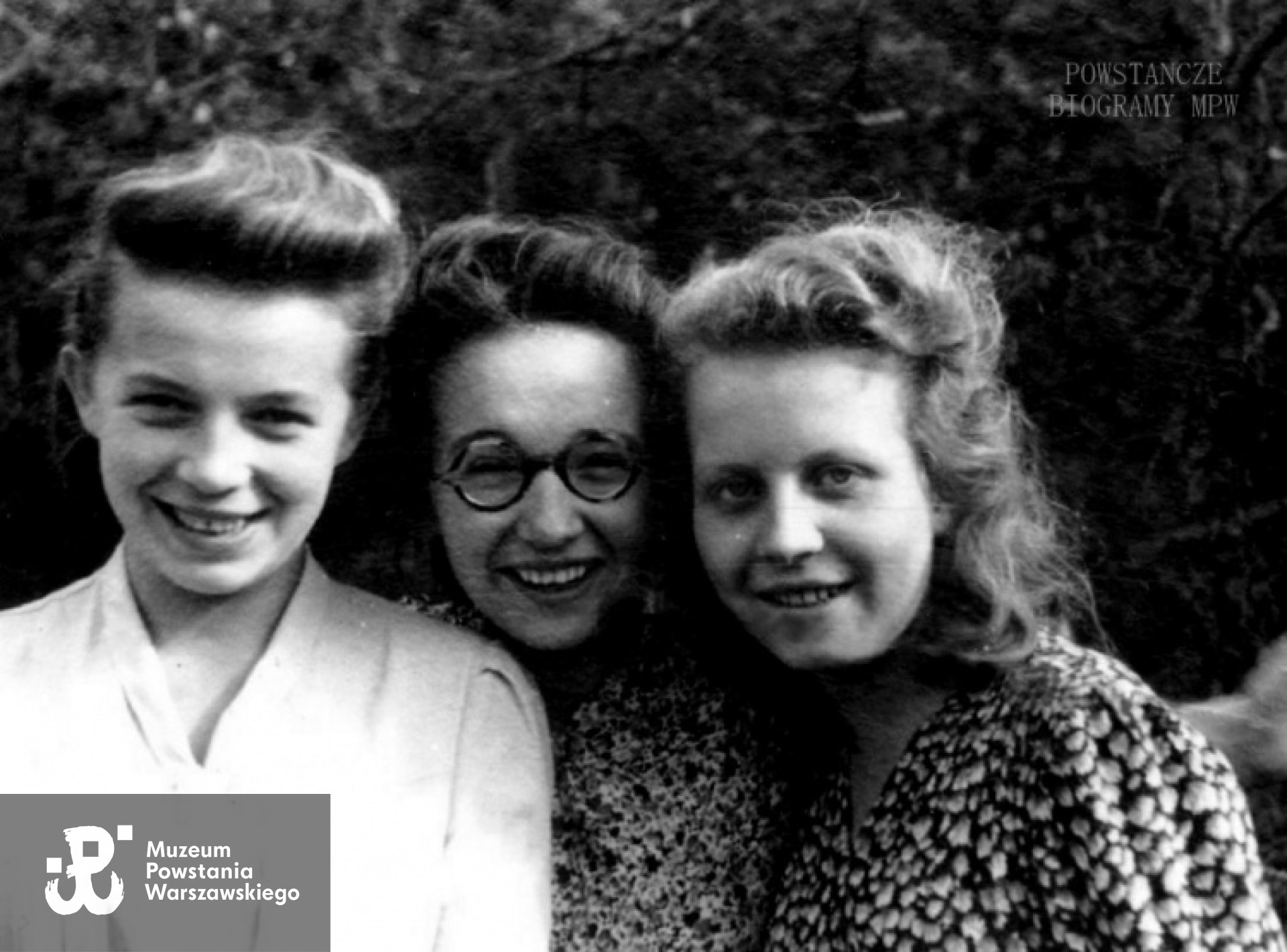 Konspiracyjne szkolenie wojskowe w lasach na linii otwockiej (Michalin-Józefów). Harcerki z zastępu „Pędziwiatrów” z Grupy Wykonawczej Szarych Szeregów przy Kwaterze Głównej Szarych Szeregów, 1943 r. Od lewej: Anna Złoch-Mizikowska ps. „Grażka”, Hanna Darda ps. „Ala” (rozstrzelana 3 lutego 1944 r. przez Niemców w ruinach getta w jednej z odwetowych egzekucji po akcji na Kutscherę) oraz Krystyna Biernacka-Mikołajczyk ps. „Kali”. Fot. ze zbiorów Muzeum Powstania Warszawskiego, sygn. MPW-IS/743