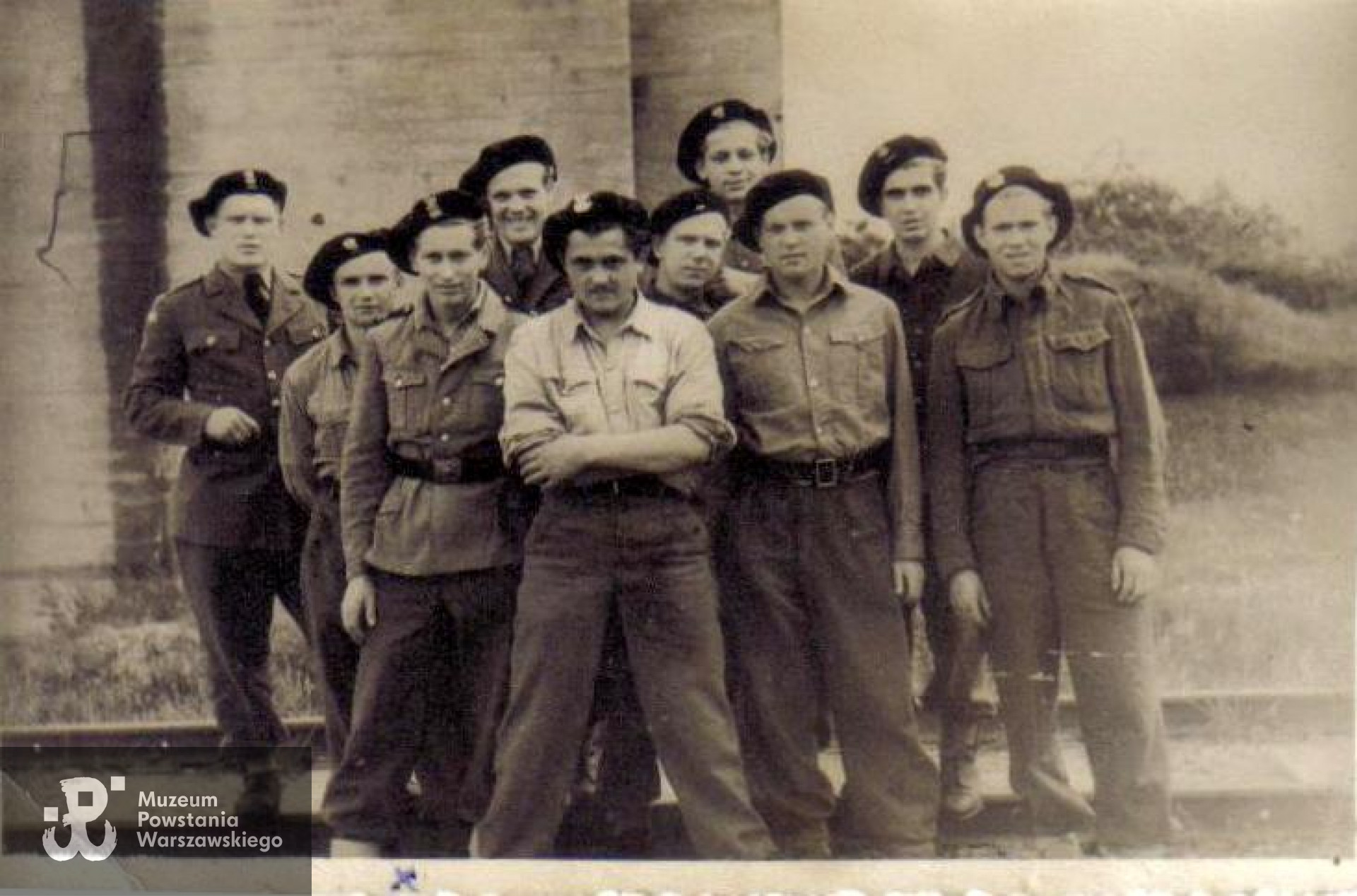 Maj 1945 r. Jan Bielski zaznaczony "x". Archiwum rodzinne Barbary Zmysłowskiej ( z d. Bielskiej)