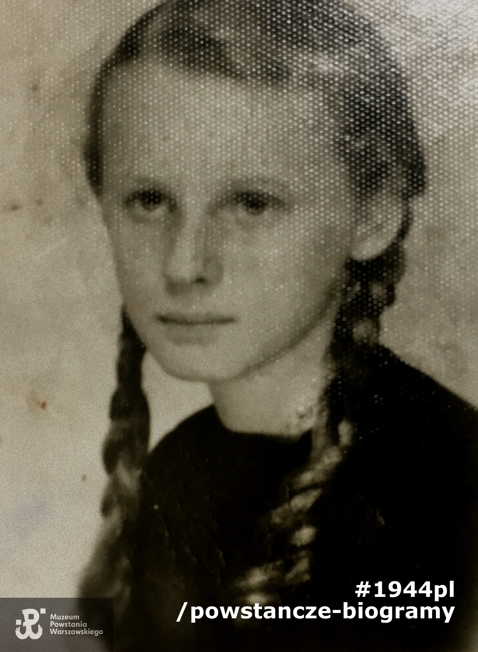 Sanitariuszka Jadwiga Witkowska, po wojnie Burska ps. "Jagoda". Fotografia portretowa dołączona do ankiety  uczestnika Powstania Warszawskiego - materiały do Słownika Uczestników PW