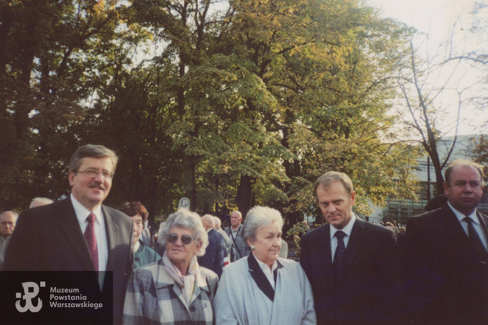 Z prezydentem Bronisławem Komorowskim  i  premierem Donaldem Tuskiem. Fot. z archiwum rodzinnego p. Hanny Stadnik z d. Sikorskiej
