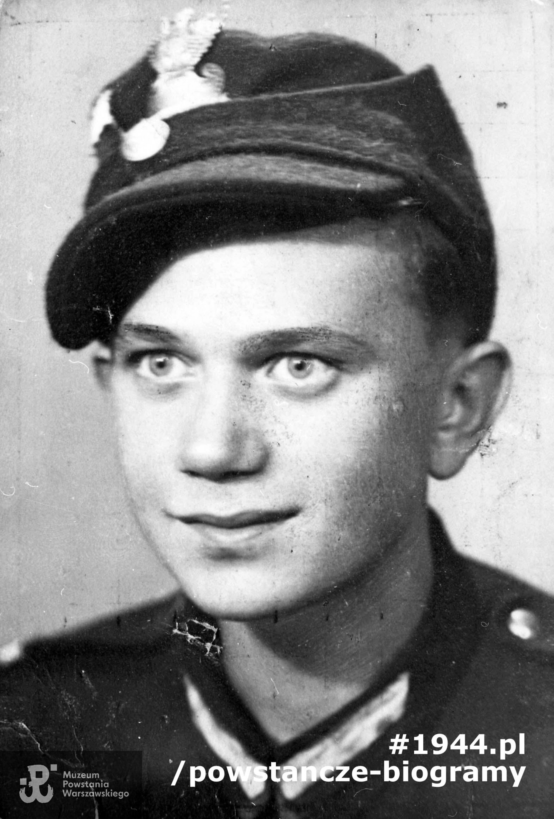 Fotografia portretowa z Powstania Warszawskiego wykonana w zakładzie fotograficznym Edwarda Korka przy ulicy Chmielnej 16. Powstaniec z plutonu 327 zgrupowanie kpt. "Hala", st. strz. Jan Szlęzak "Sokół". Ze zbiorów Muzeum Powstania Warszawskiego, sygn. MPW-IH/981