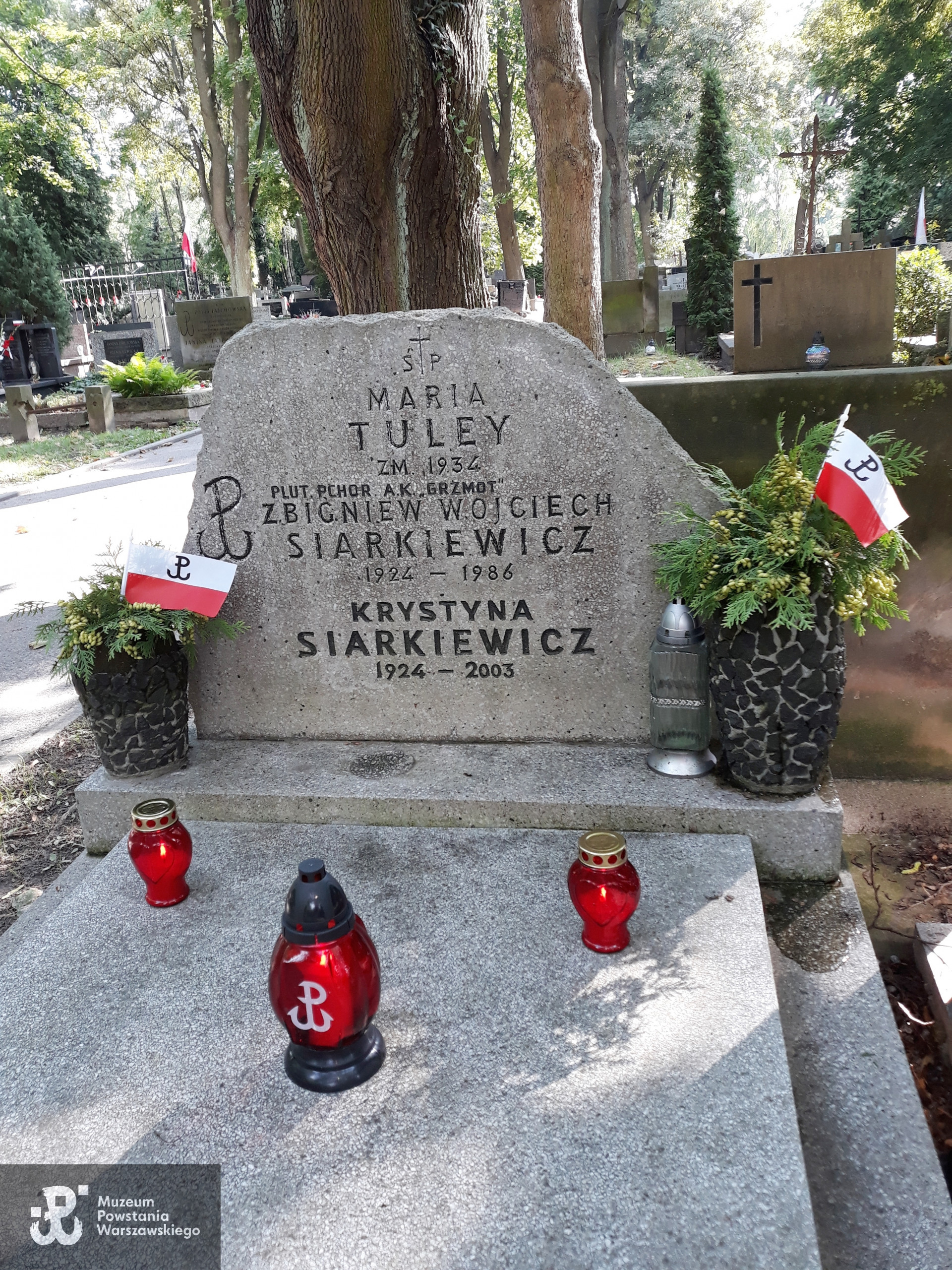 Grób Zbigniewa Siarkiewicza na Cmentarzu Wojskowym na Powązkach,  kwatera C 18, rząd 1, grób 1. W 2021 roku  mogiła została wpisana przez IPN do ewidencji grobów weteranów walk o niepodległość Polski pod numerem 2782. Fot. Barbara H. Brzezińska-Jońca