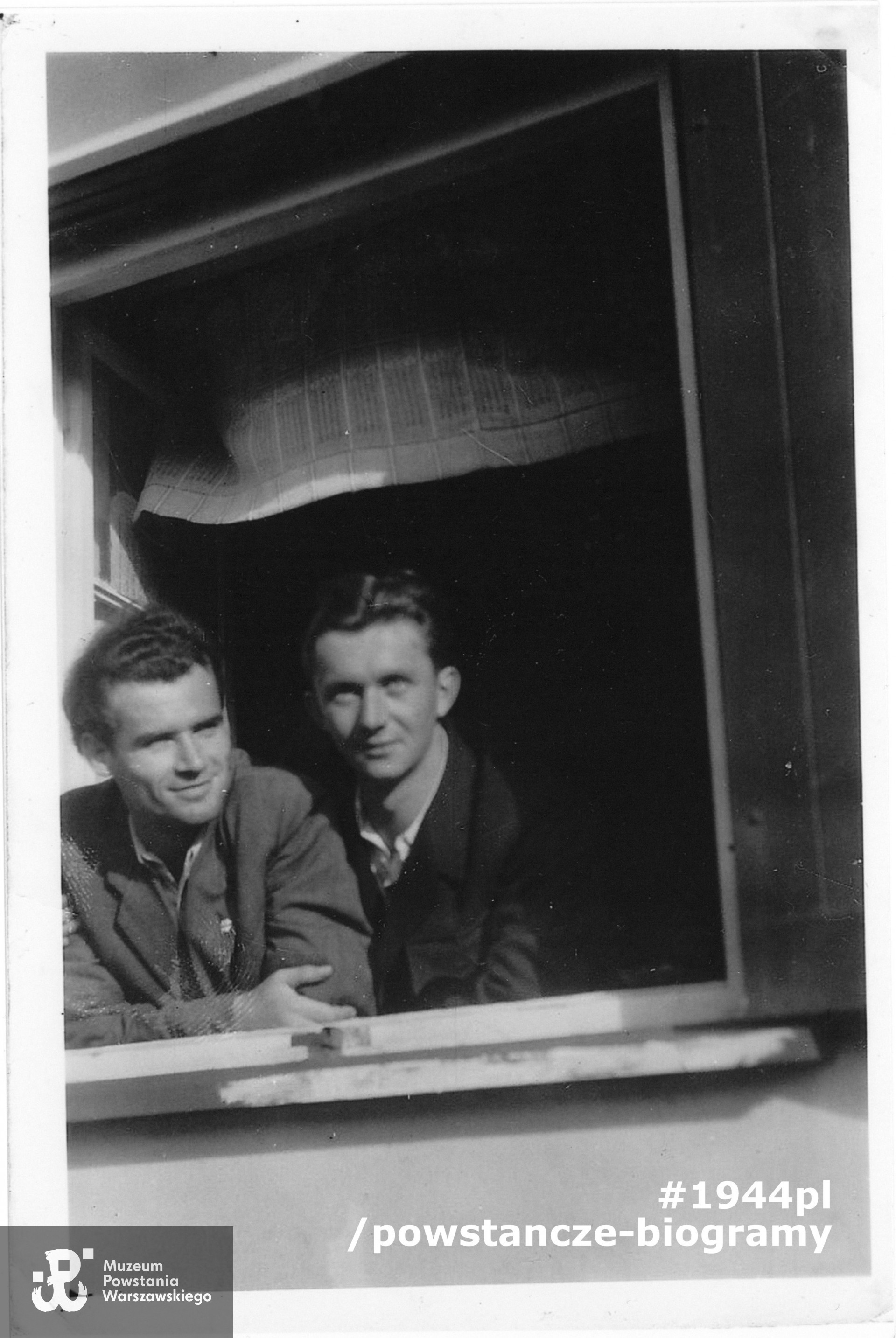 <a href =   edmund-burkiewicz,5144.html>Edmund Tadeusz Burkiewicz “Szary”</a> (na zdjęciu po lewej) i Janusz Brzeziński „Zan" (z prawej). Zdjęcie w oknie domu  przy ul. Wileńskiej w Gdańsku, wykonane  najprawdopodobniej w roku 1946 lub 1947 po przyjeździe  Edmunda i Janusza  z Warszawy do Gdańska. Fot. z archiwum rodzinnego p. Barbary Heleny  Brzezińskiej - Jońcy, córki Janusza Brzezińskiego pseud. Zan, obecnie odbitka przekazana do zbiorów Muzeum Powstania Warszawskiego.