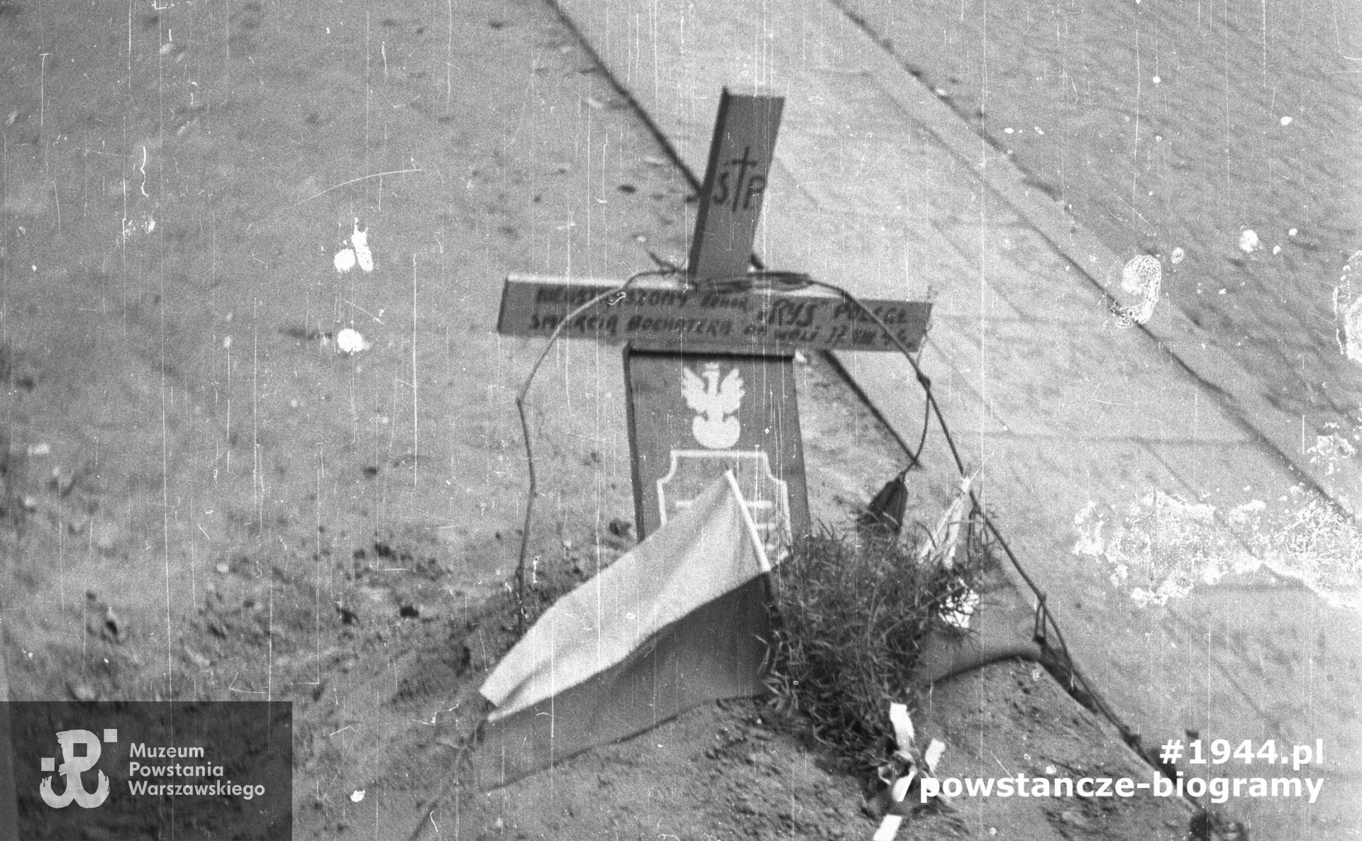 Mogiła kpr. pchor. Tadeusza Ryszarda Piotrowskiego „Rysia” (fragment ujęcia). Autorem zdjęcia jest Joachim Joachimczyk „Joachim”. Widoczny napis na krzyżu: „Poległ śmiercią Bohatera na Woli, 17 VIII 1944". Fot. ze zbiorów Muzeum Powstania Warszawskiego, sygn. MPW-IN/9992