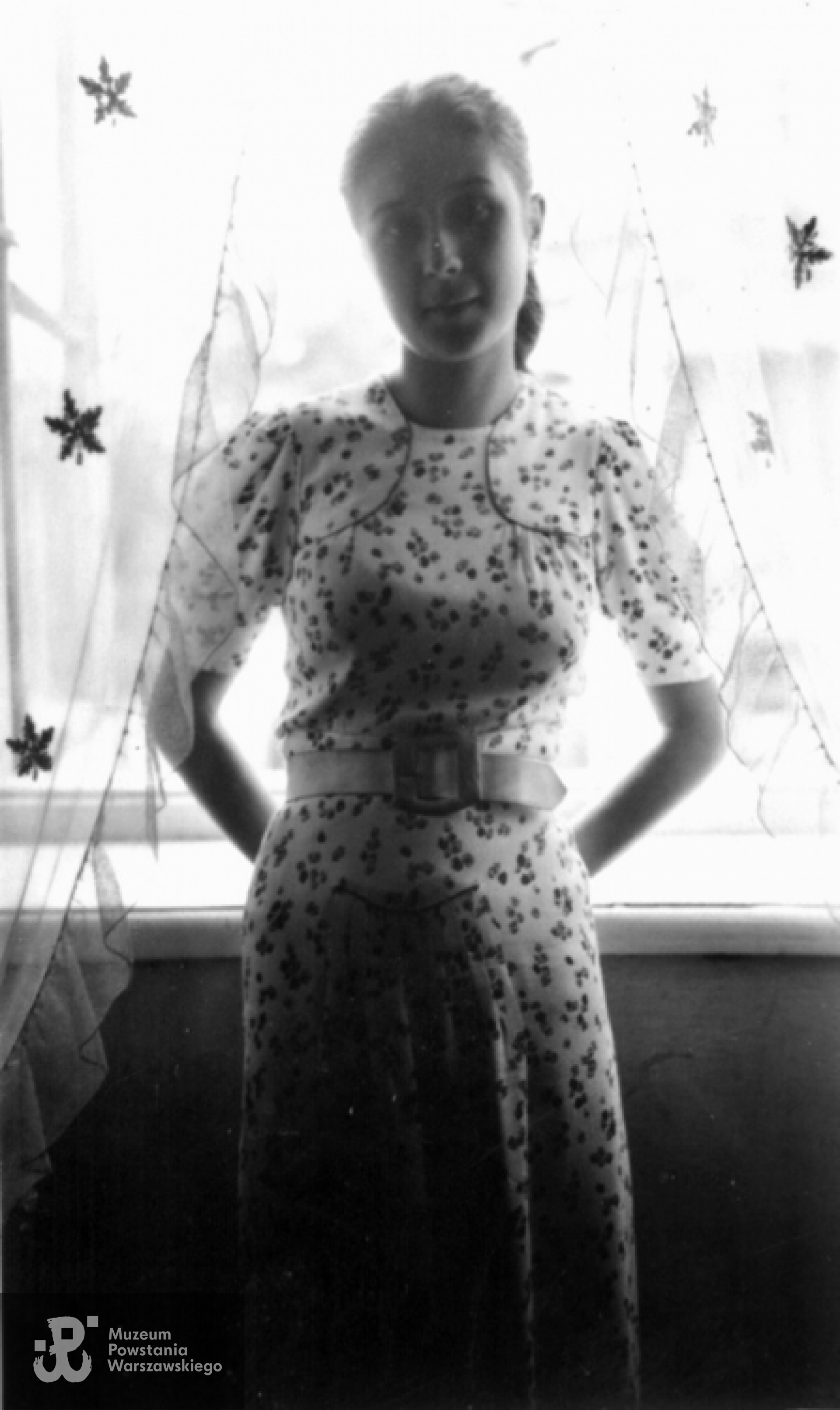 W oknie mieszkania przy ul. Czerwonego Krzyża w Warszawie, sierpień 1939 r. Archiwum Danuty Łozińskiej