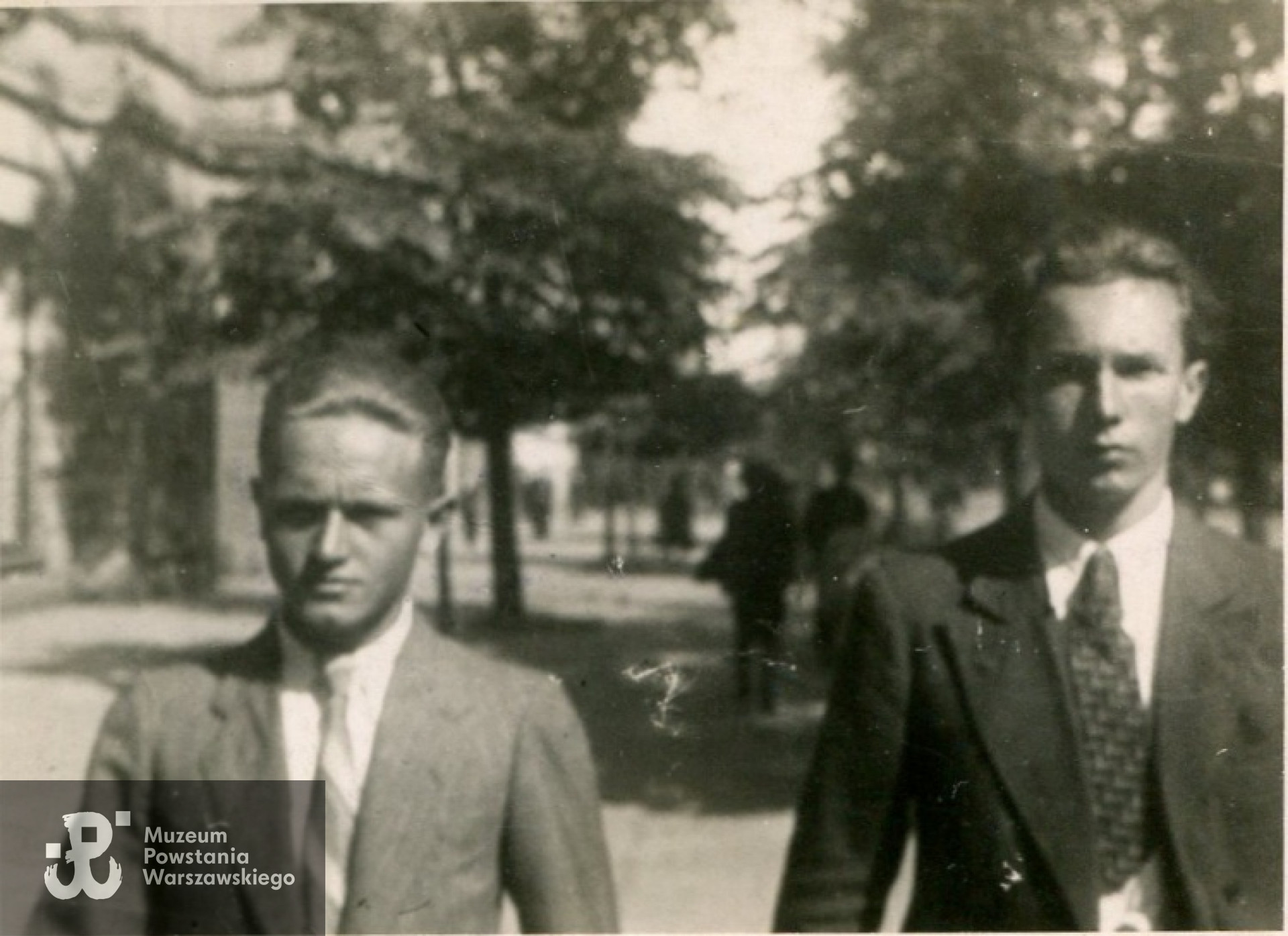 Okupowana Warszawa, czerwiec 1943, Al. Jerozolimskie. Witold Bartnicki "Wiktor" i st. strz. Tadeusz Zarachowicz "Konieczny" z Obwodu AK "Dary" biorącego latem 1943 r. udział w akcji "Taśma". "Konieczny" wojny nie przeżył, aresztowany w kwietniu 1944 r. zginął rok później w niemieckim obozie koncentracyjnym KL Gross-Rosen.