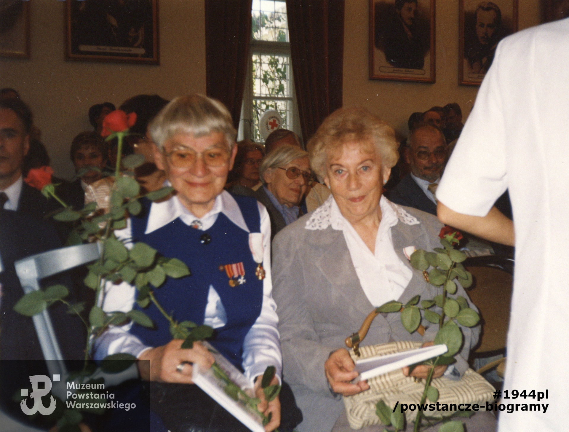 Uroczystość w Łazienkach Królewskich, 14 maja 2005 r. Od lewej:  Janina Wanda Krzemińska - Haruppa ps. Ita (1925-2007), sanitariuszka batalionu "Iwo" i przyjaciółka p. Barbary oraz Barbara Wojtanowicz-Włodymirska. Fot. ze zbiorów prywatnych p. Barbary Wojtanowicz-Włodymirskiej  ps. Ela 