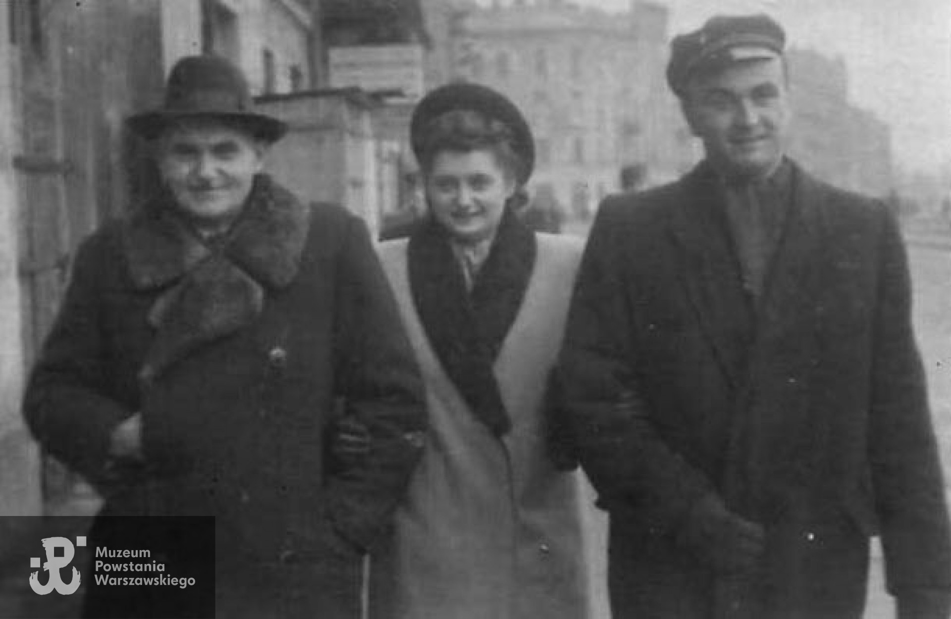 Antoni ze swoją narzeczoną i jej ojcem Czesławem przed domem na ulicy Targowej 45 - rok 1947