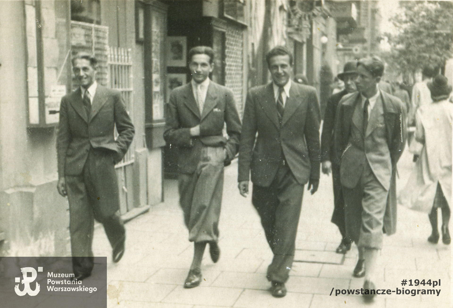 Fotografia przedwojenna - Jan Luc widoczny drugi z prawej strony. Fot. ze zbiorów rodzinnych p. Marka Luca, syna Powstańca.