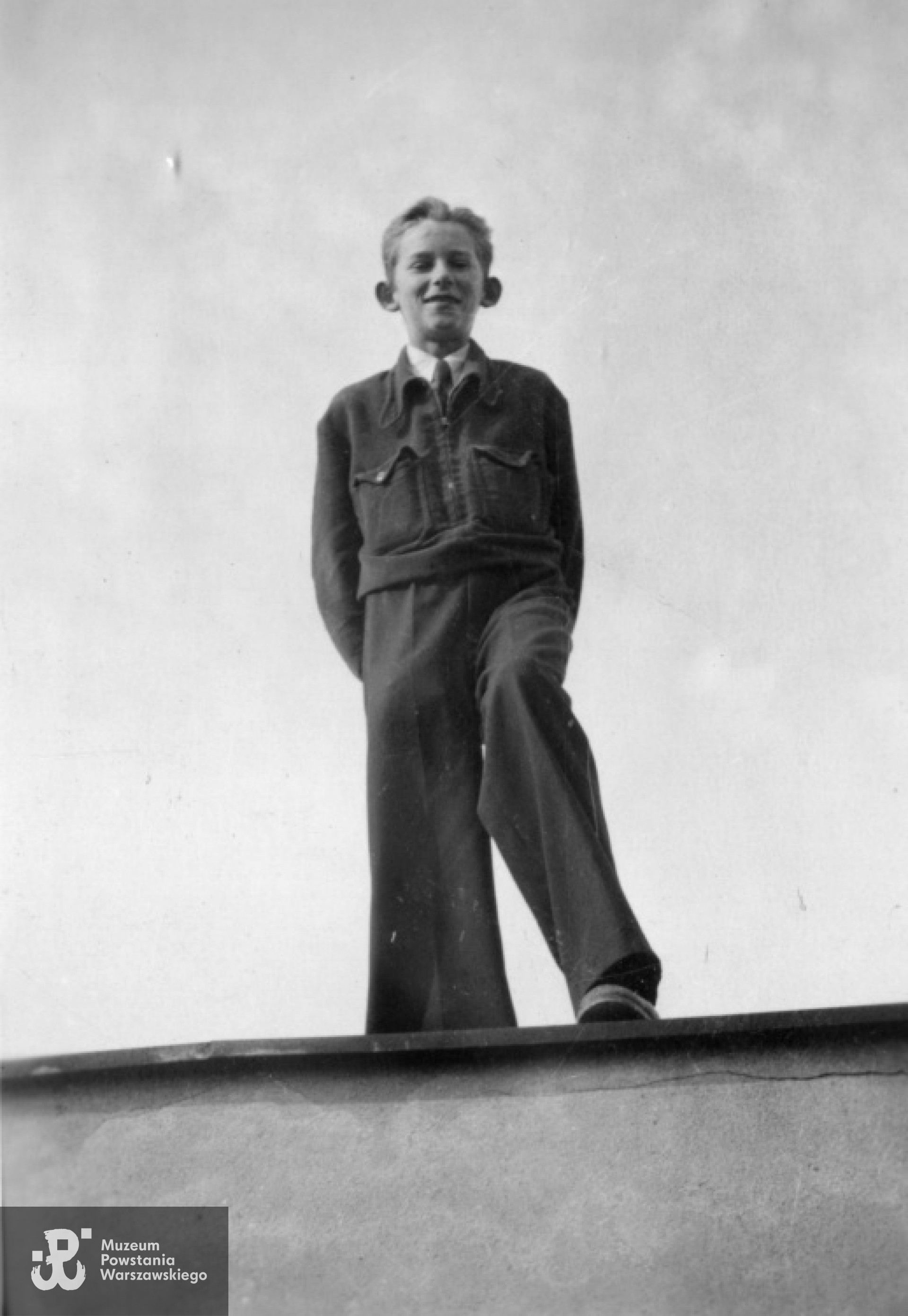 Sierpień 1940 r.  Wojciech Czerny na dachu domu Olgierda Budrewicza przy ul. Kaniowskiej 6 (obecnie nr 110). Ujęcie z tarasu. Fot. autorstwa Olgierda Budrewicza, zbiory Fototeki MPW