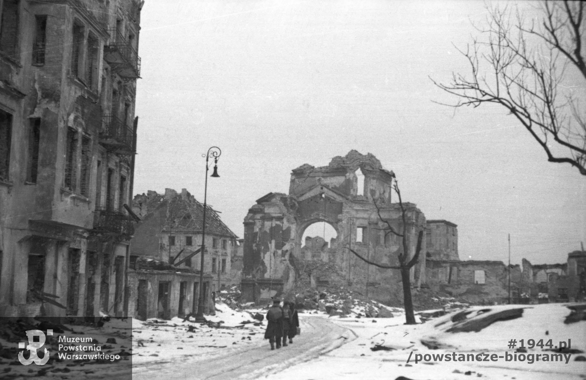 Powojenna dokumentacja zniszczeń autorstwa Eugeniusza Hanemana. Ruiny kościoła św. Kazimierza (sakramentek) na Rynku Nowego Miasta, ujęcie od strony ul. Freta w kierunku wschodnim. Na lewo od kościoła kamienica przy Rynku nr 4 u zbiegu z Pieszą, na prawo pozostałości klasztoru. Fot. ze zbiorów Muzeum Powstania Warszawskiego, sygn. MPW-IN/2841