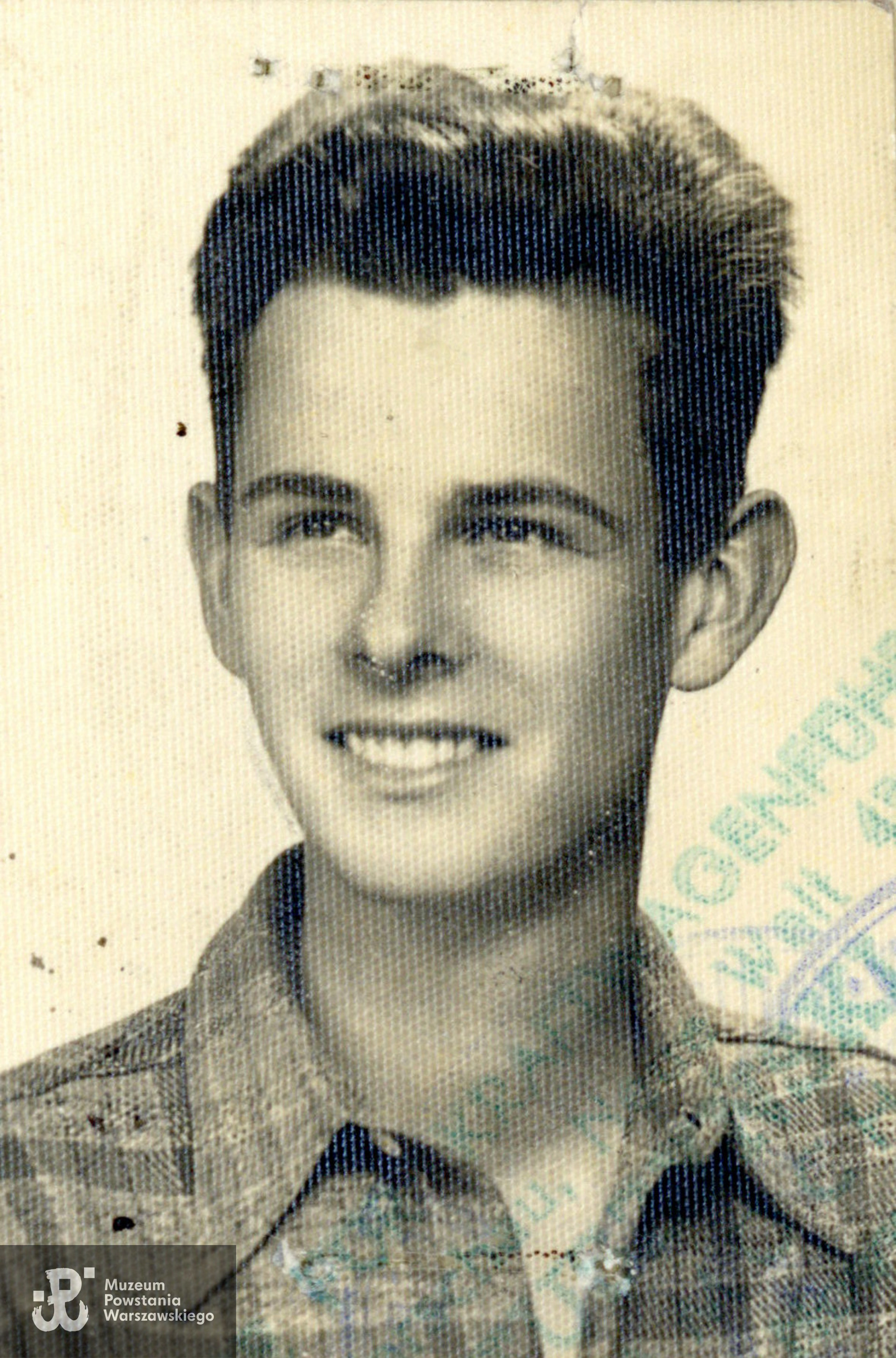 Jarosław Grabiński w okresie okupacji niemieckiej. Zdjęcie z dokumentów. Zbiory Muzeum Powstania Warszawskiego, sygn. MPW-A-3735