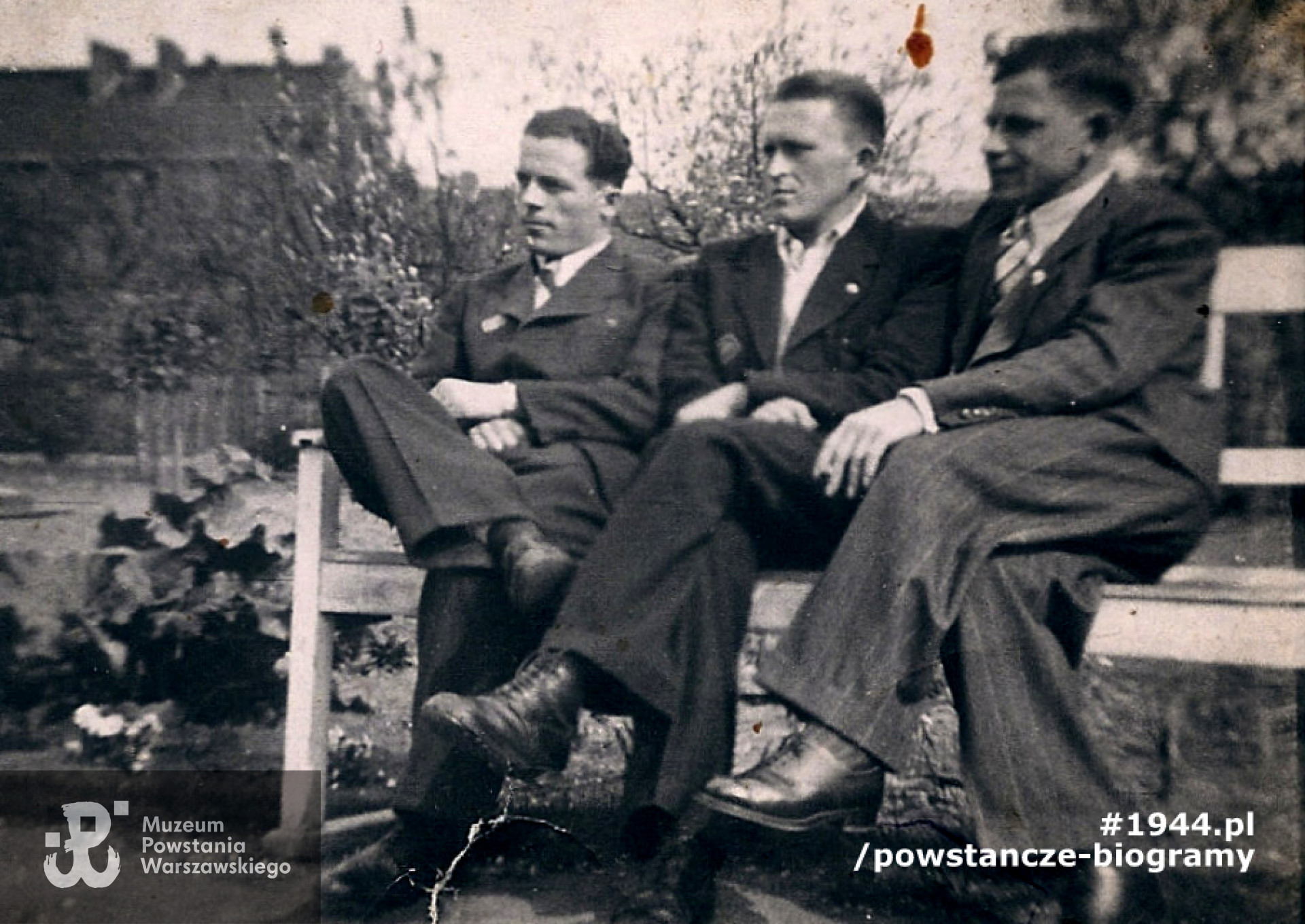 Wiosna 1940 roku. Zdjęcie wykonane podczas pobytu na robotach przymusowych w miejscowości Trebbin,  30 km na południe od Berlina.Pierwszy z prawej siedzi Teofil Puszyński, w środku Eugeniusz Bunicz "Genek".  Fot. z archiwum rodzinnego syna i wnuczki.