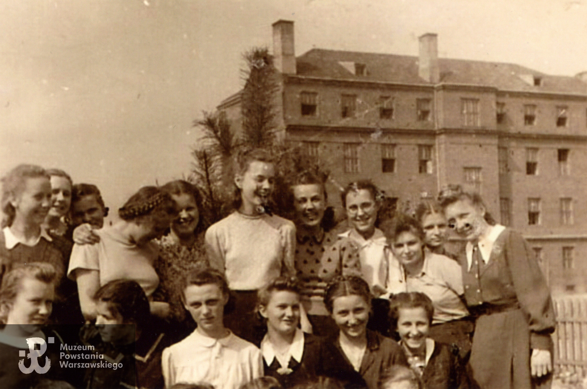 Fotografia bez opisu, wykonana najprawdopodobniej na Żoliborzu w okresie okupacji, źródło: Muzeum Powstania Warszawskiego, Teczki personalne uczestników Powstania Warszawskiego: Rozdębska Anna