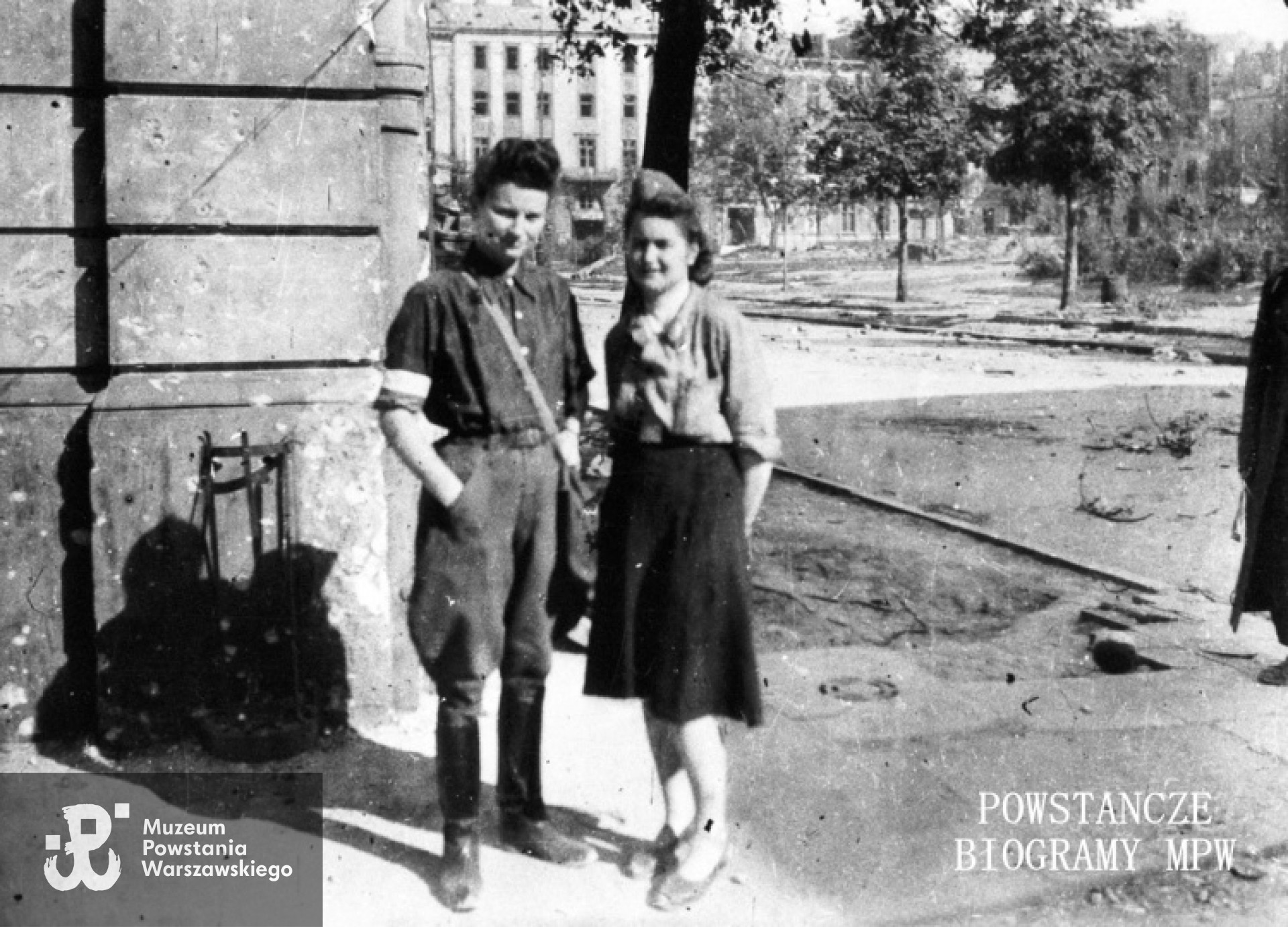 Od lewej Irena Kummant-Skotnicka "Janina", "Luga" (w bryczesach)  i Jadwiga Maydell "Jadwiga" z plutonu "Rygla". Fot. Stefania Engelhardt ps. "Tula". Ze zbiorów Muzeum Powstania Warszawskiego, sygn. MPW-IH/5502