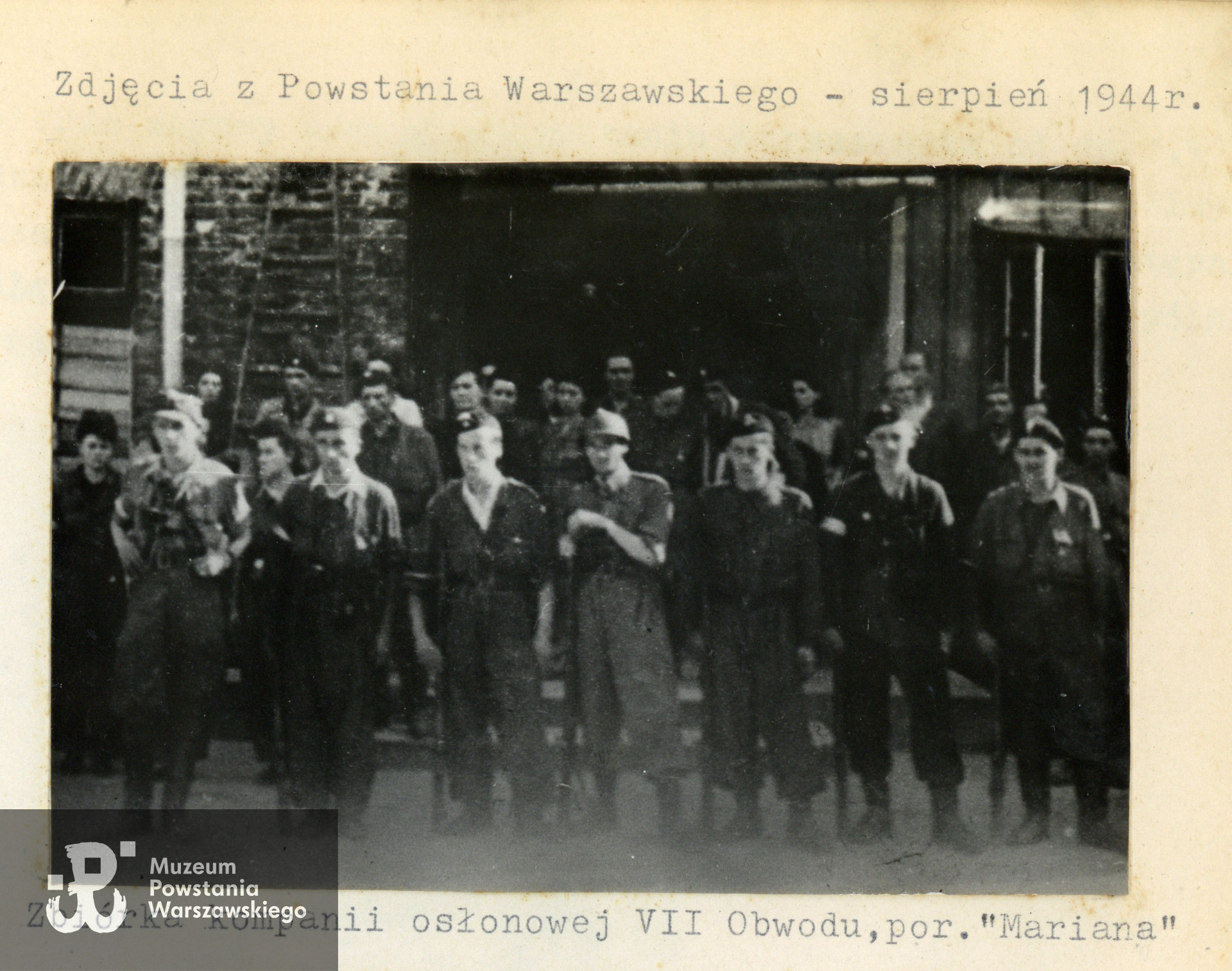 Fotografia z Powstania Warszawskiego, sierpień 1944 r.  Zbiórka kompanii osłonowej VII Obwodu "Obroża" por. "Mariana" [por. Stefana Karolewskiego]. Zbiory rodzinne, udostępniła   córka, p. Izabela Rola z domu Załoga