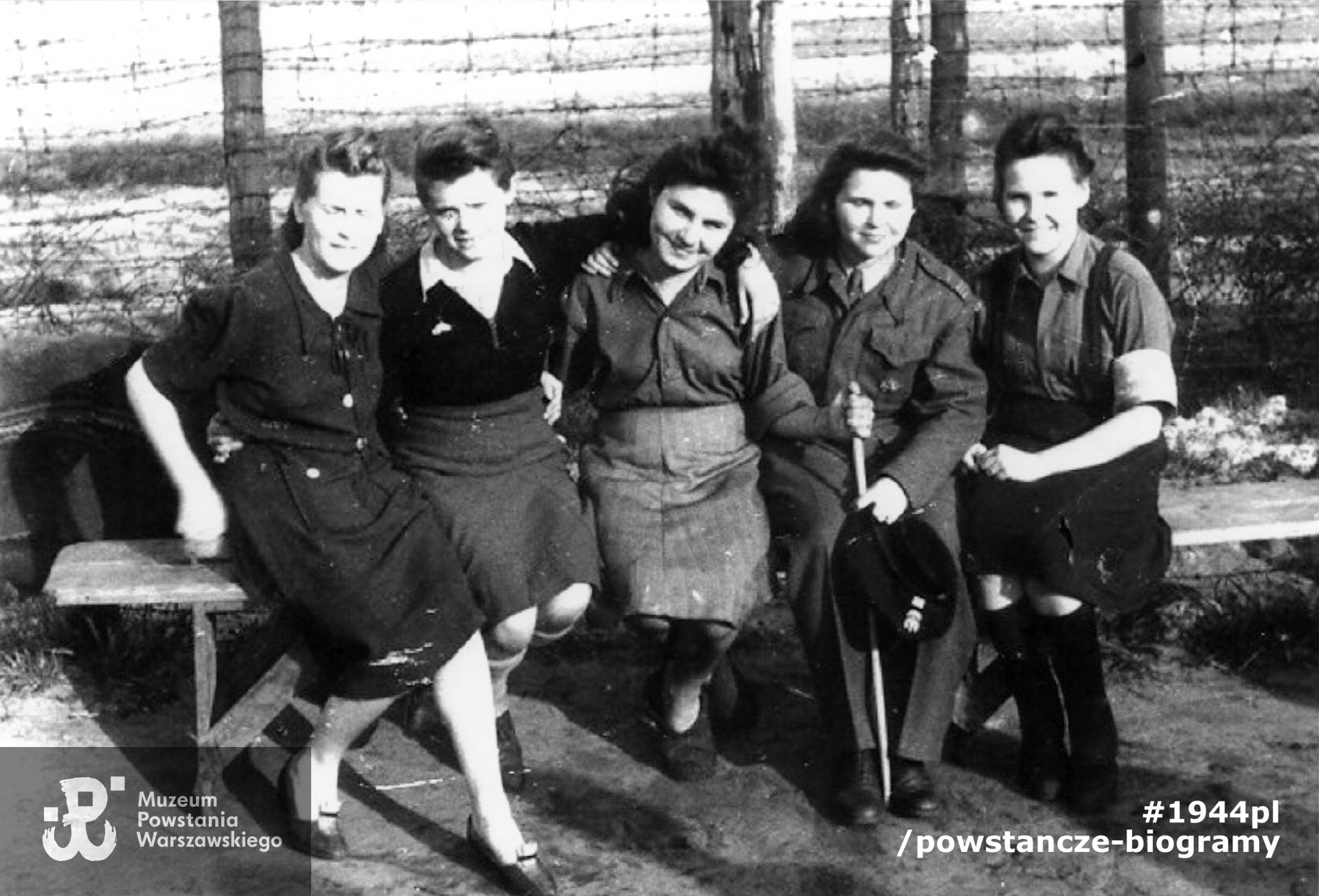 Fotografia z 1945 roku wykonana w obozie jenieckim w Oberlangen (Stalag VI C), siedzą od lewej: Krystyna Hildebrandt ps. „Ina”, Barbara Jodłowska "Baśka", Halina Bala-Rueger ps. „Małgorzata”,  Barbara Zybała (po wojnie Czarny-Karaś), Bogumiła Rankowska „Miłka”. Fot. Ze zbiorów Muzeum Powstania Warszawskiego, sygn. P/5914-6, dar p. Barbary Czarny-Karaś